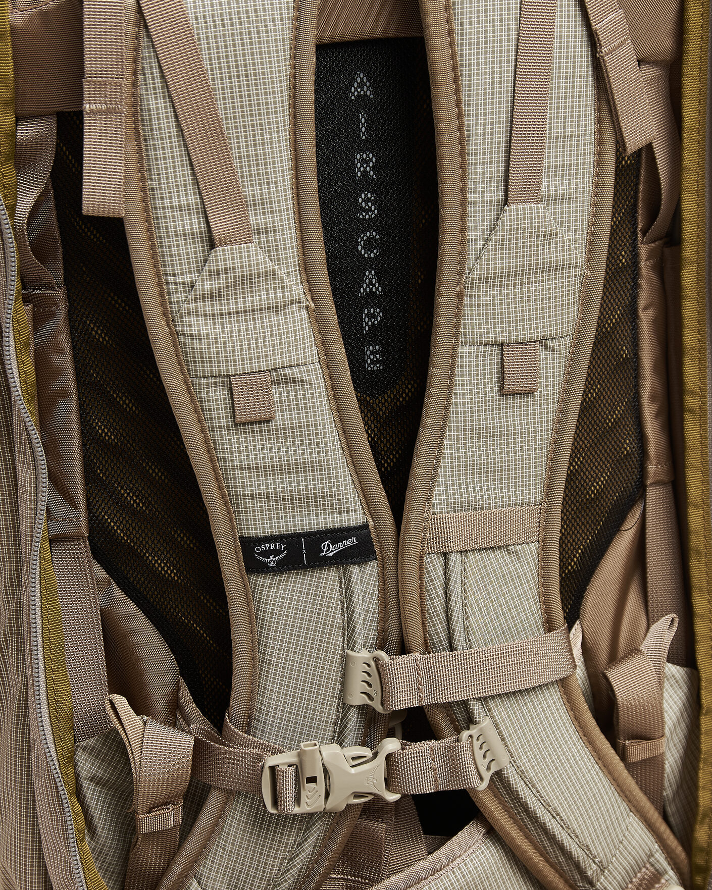 Hombres | Bolsos | Osprey | X Danner Farpoint 40 Sawdust - Latte Brown