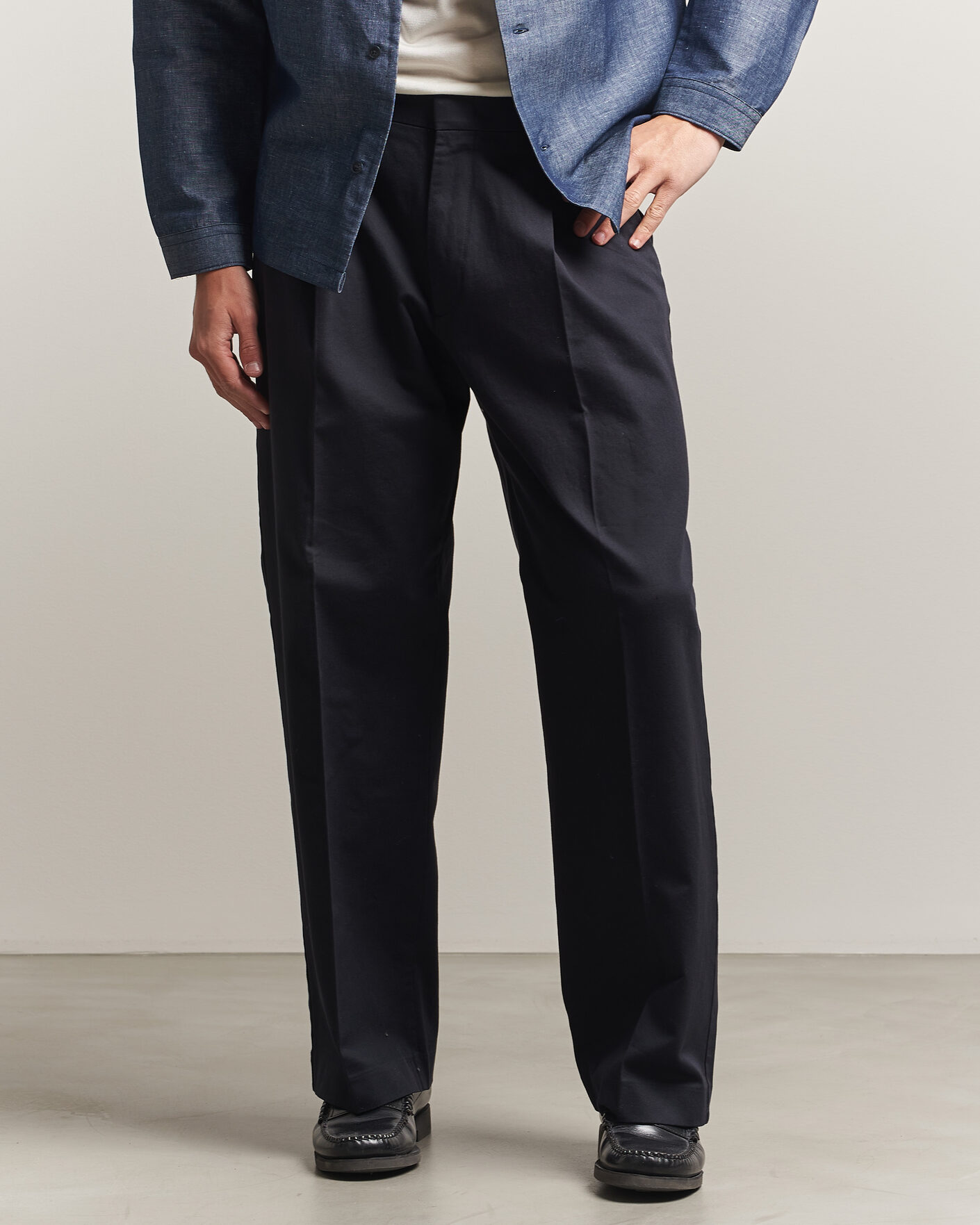 Hombres | Pantalones | NN07 | Kay Relaxed Fit Pleated Cotton Trousers Navy Blue