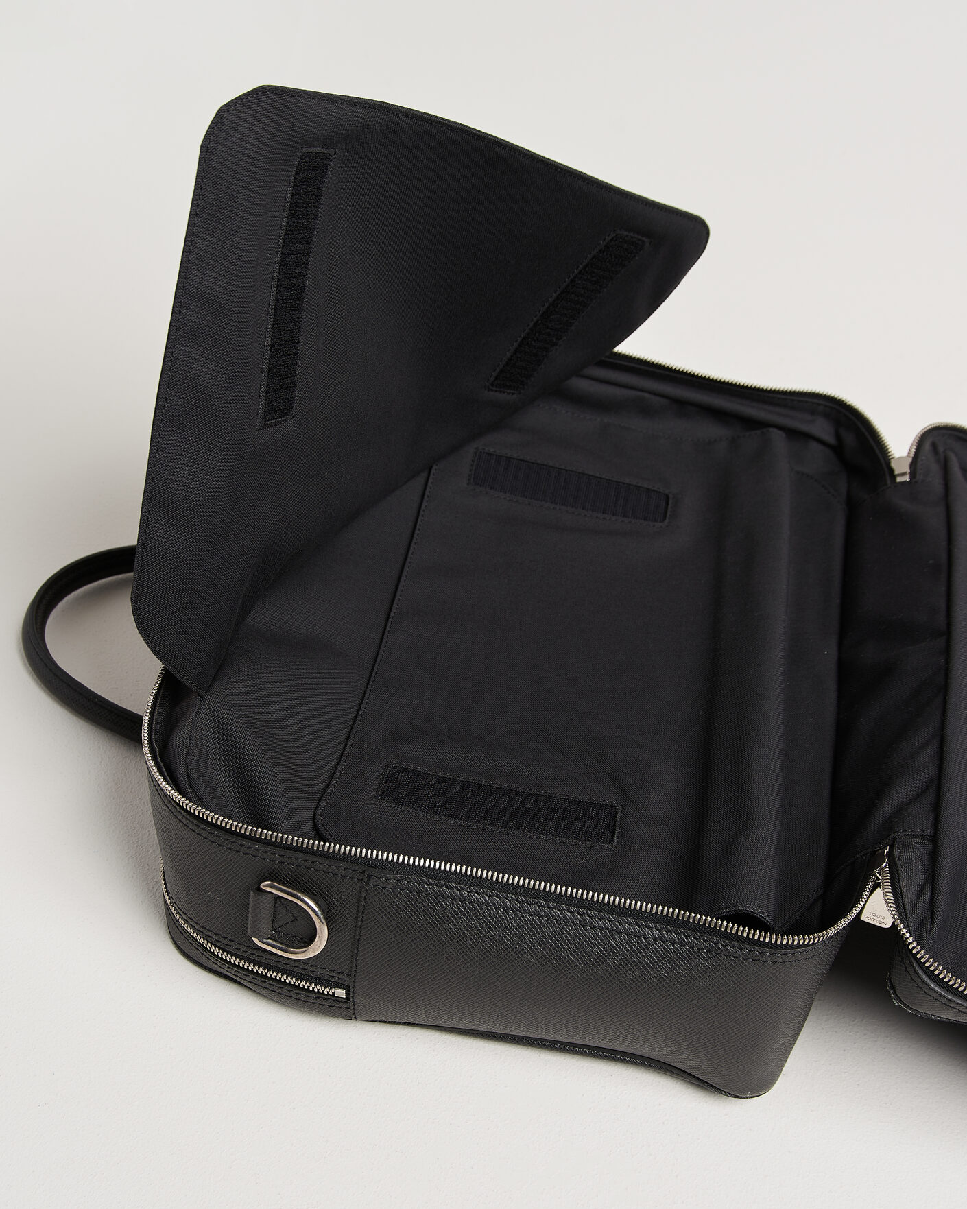 Hombres | Pre-Owned & Vintage Bags | Louis Vuitton Pre-Owned | Overnight Bag Taiga Leather Black