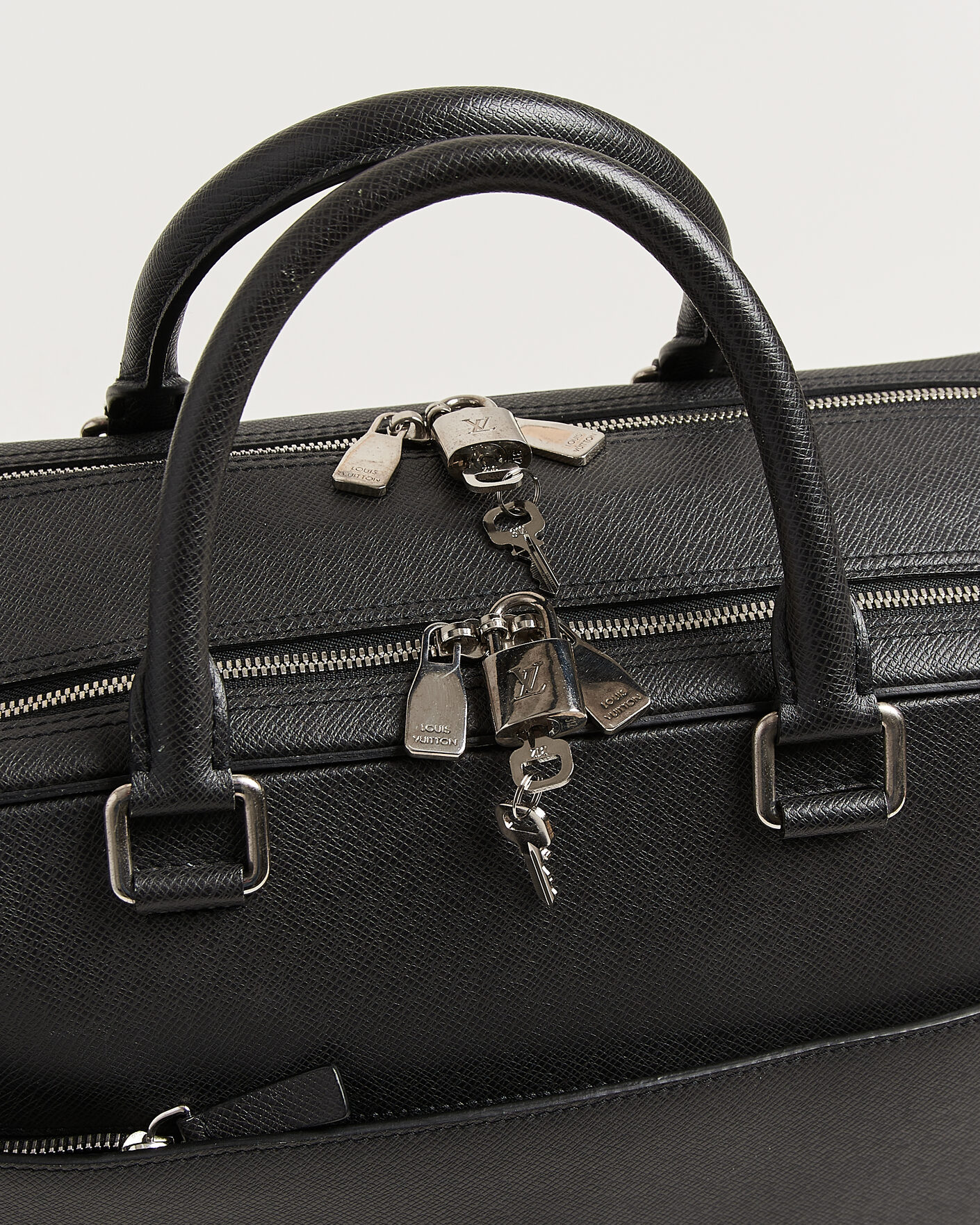 Hombres | Pre-Owned & Vintage Bags | Louis Vuitton Pre-Owned | Overnight Bag Taiga Leather Black