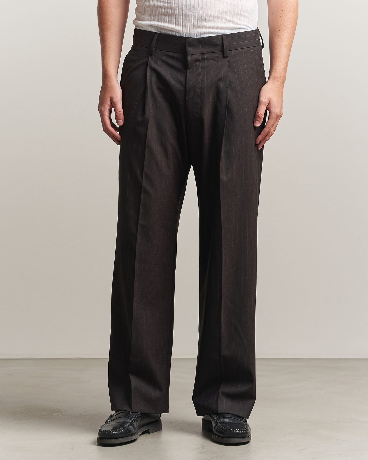 Hombres | Pantalones | NN07 | Kay Pinstriped Pleated Trousers Dark Brown
