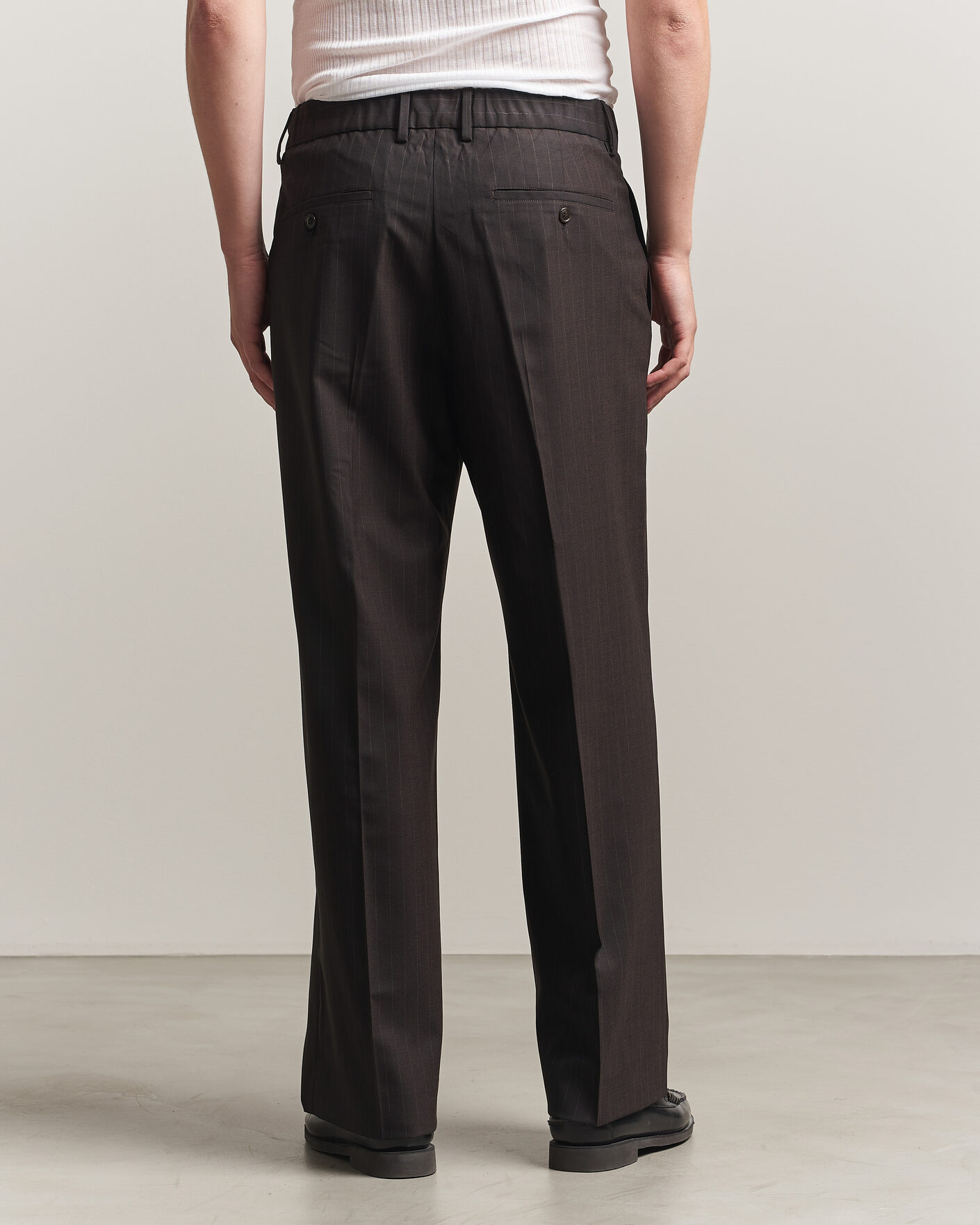 Hombres | Pantalones | NN07 | Kay Pinstriped Pleated Trousers Dark Brown