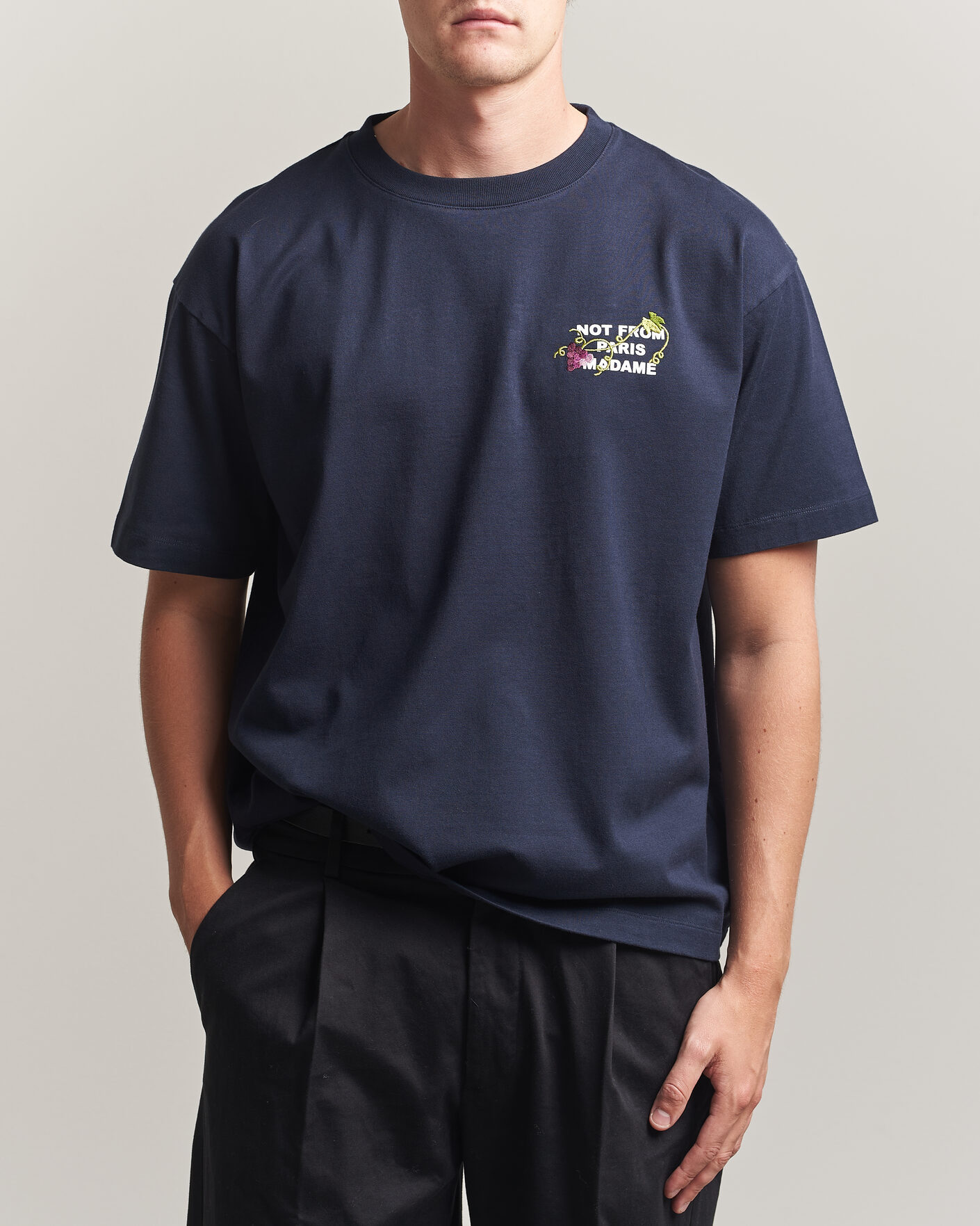 Hombres | Camisetas | Drôle de Monsieur | Vine Embroidered Slogan T-Shirt Navy