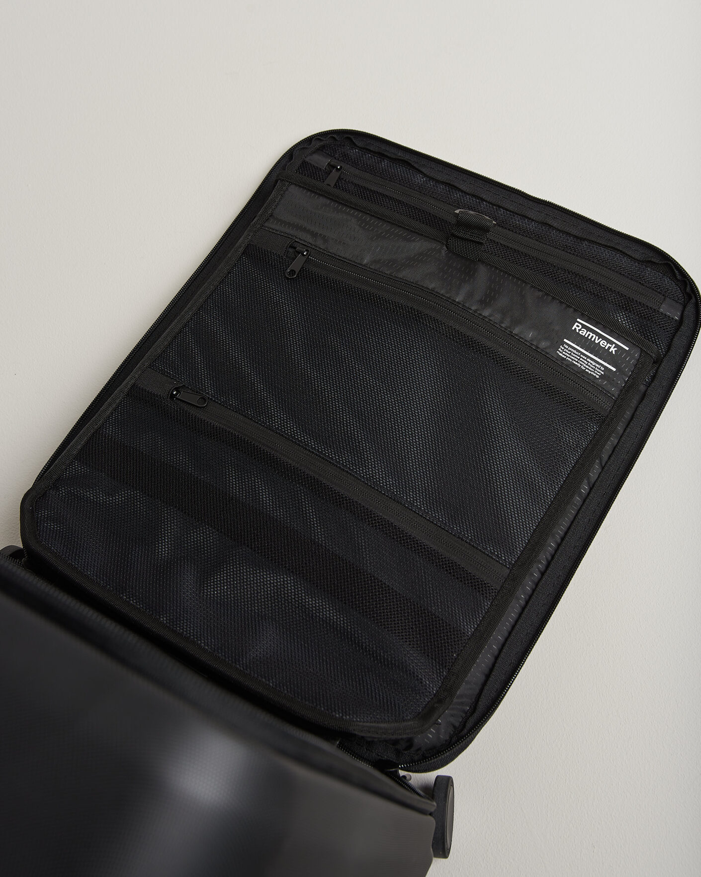 Hombres | Bolsos | DB | Ramverk Pro Front-Access Carry On Silver/Black