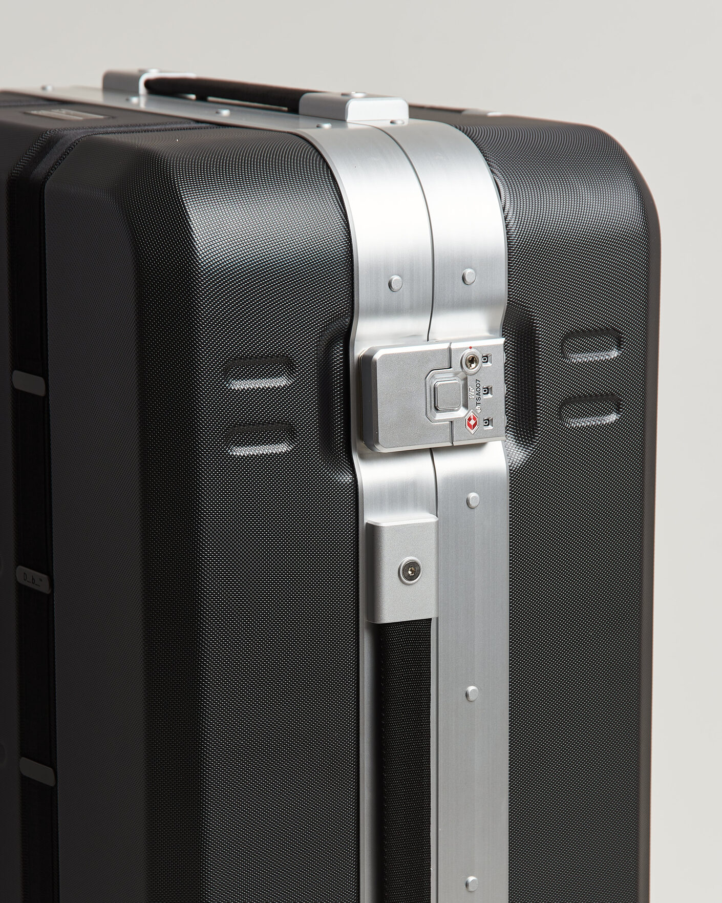 Hombres | Bolsos | DB | Ramverk Pro Check-In Luggage Medium Silver/Black