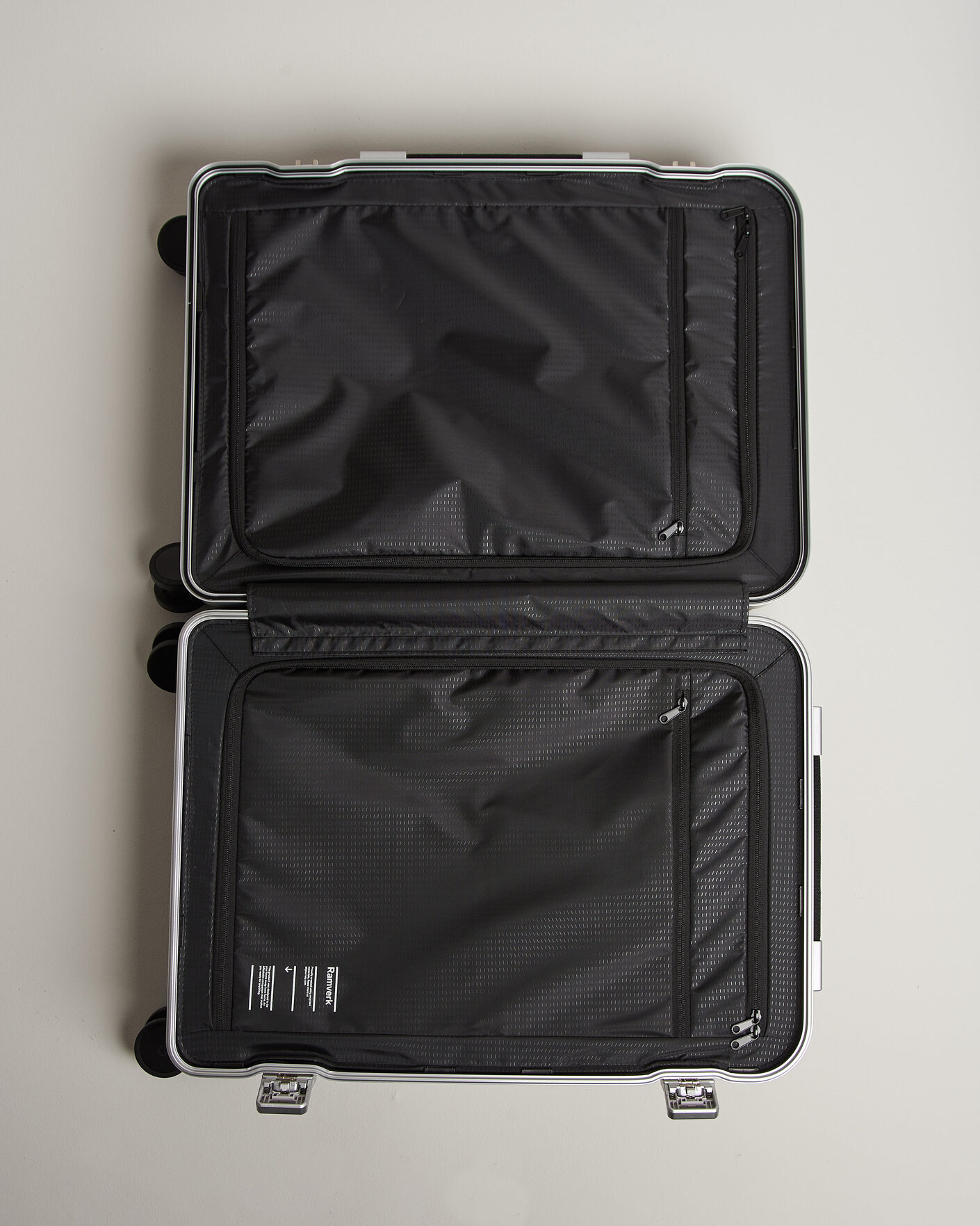 Hombres | Bolsos | DB | Ramverk Pro Check-In Luggage Medium Silver/Black