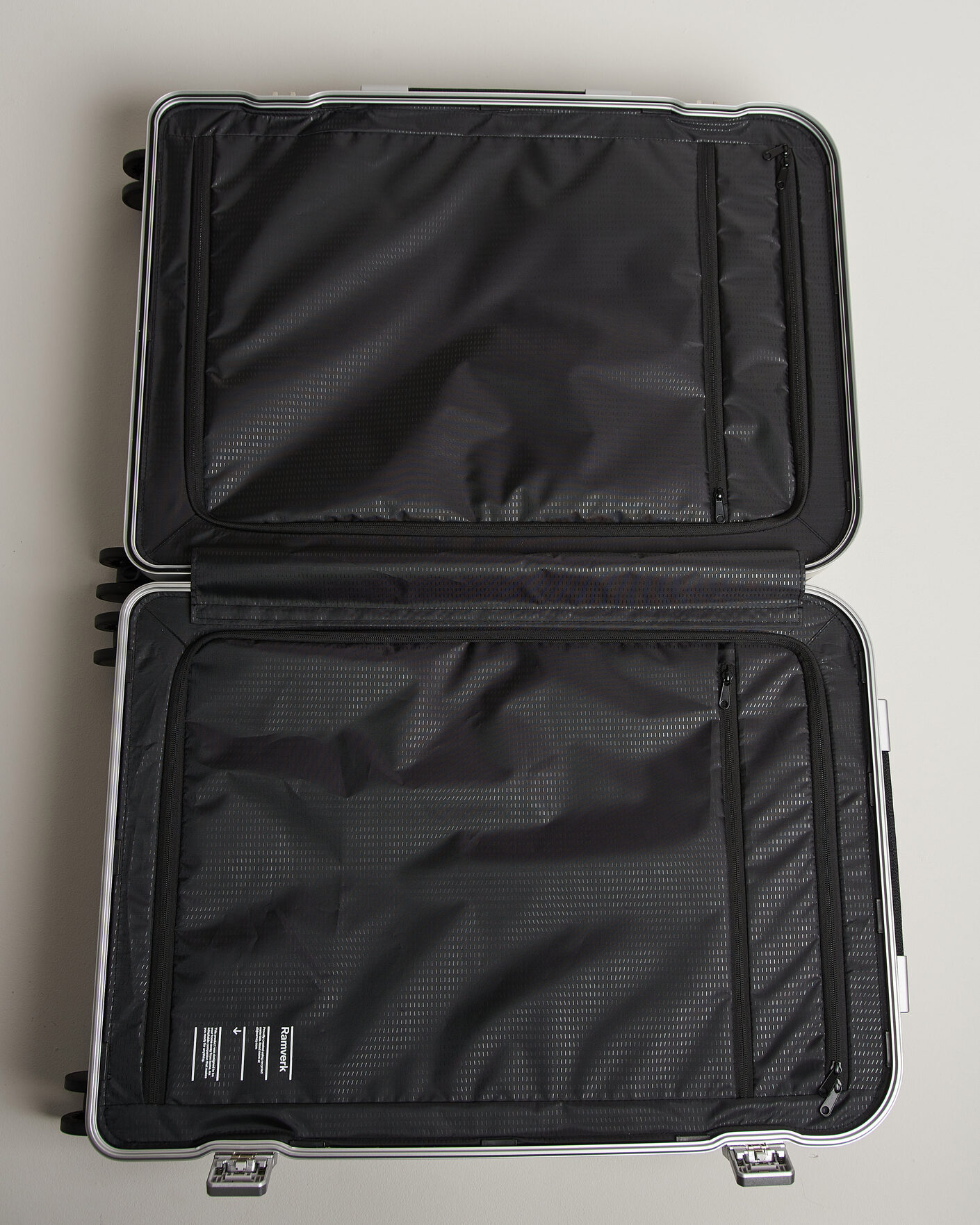 Hombres | Bolsos | DB | Ramverk Pro Check-In Luggage Large Silver/Black