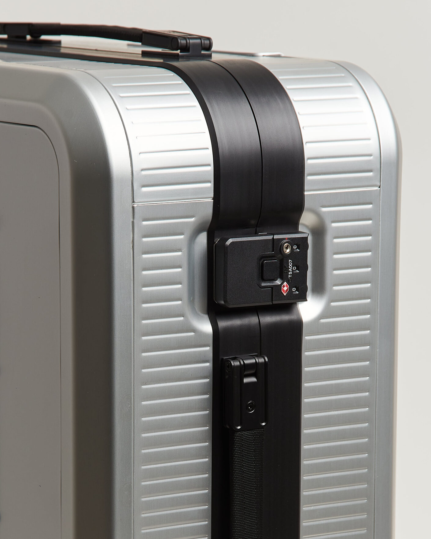 Hombres | Bolsos | DB | Ramverk Alu Pro Check-In Luggage Medium Silver/Onyx