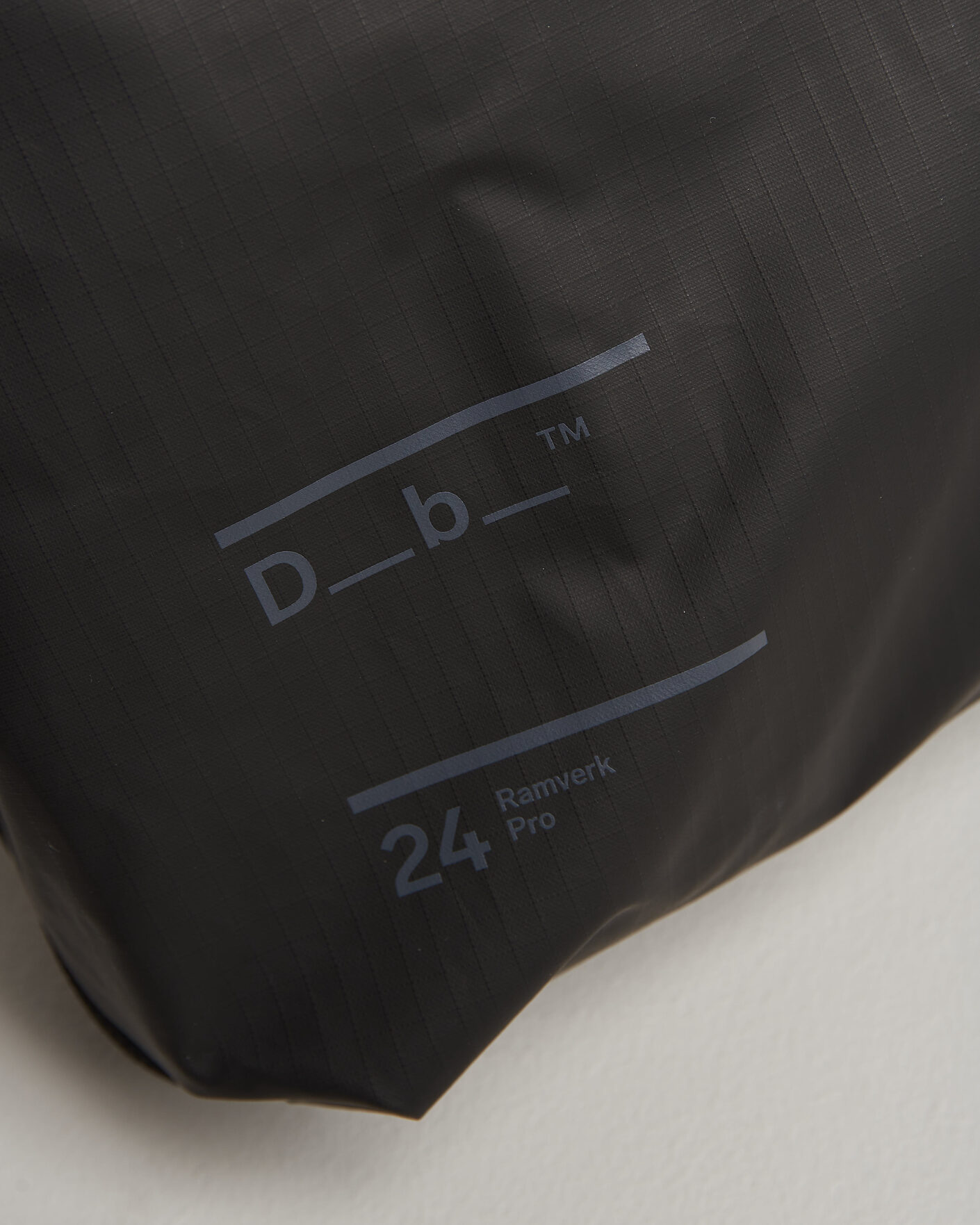 Hombres | Bolsos | DB | Ramverk Pro Sling Bag 24L Black Out