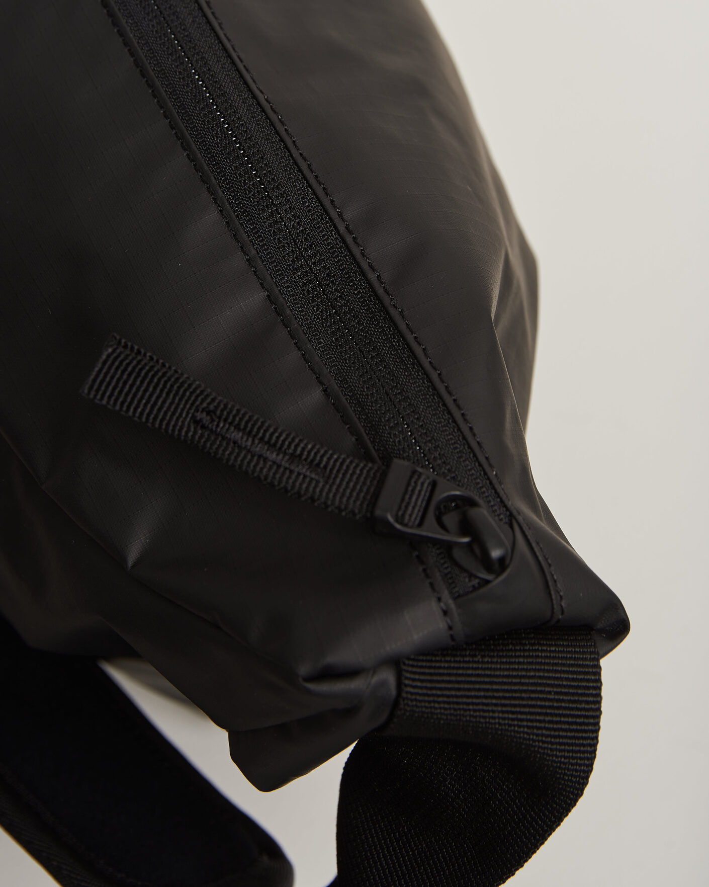 Hombres | Bolsos | DB | Ramverk Pro Sling Bag 24L Black Out