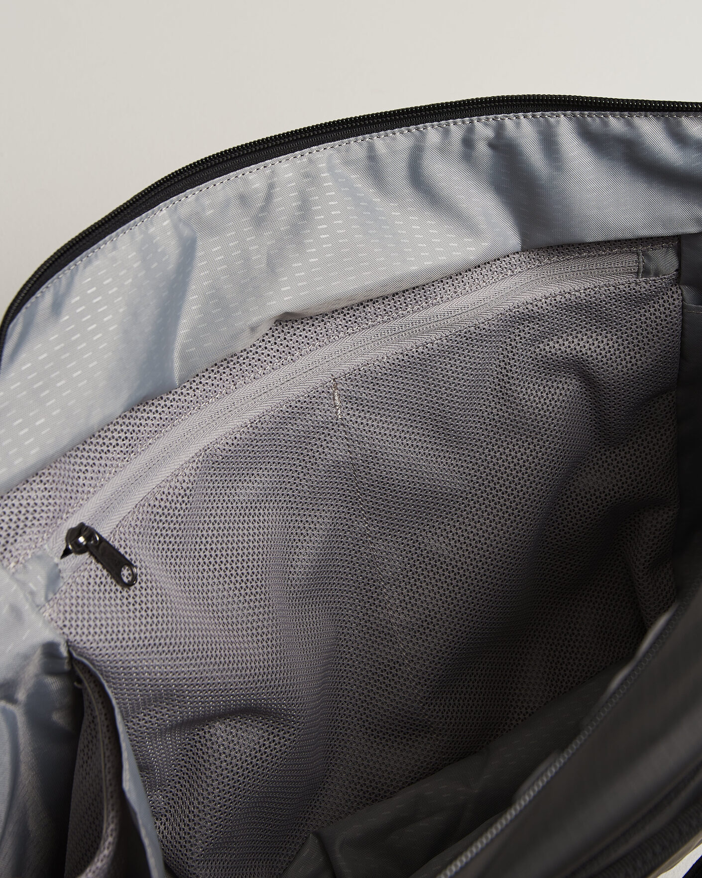 Hombres | Bolsos | DB | Ramverk Pro Sling Bag 24L Black Out