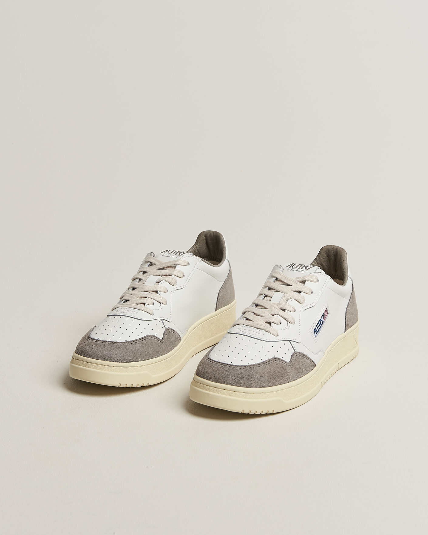 Hombres | Zapatillas | Autry | Medalist Low Soft Leather/Suede Sneaker White/Cemento