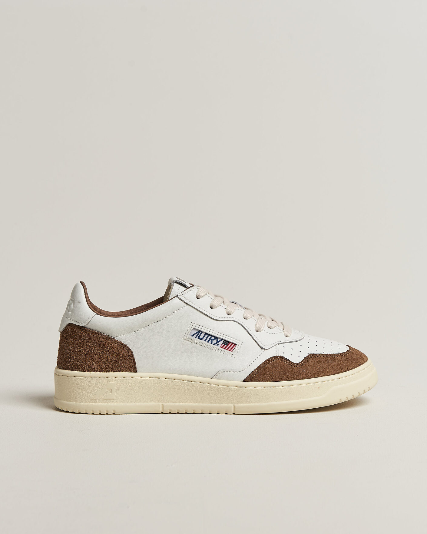 Hombres | Zapatillas | Autry | Medalist Low Soft Leather/Suede Sneaker White/Tabacco