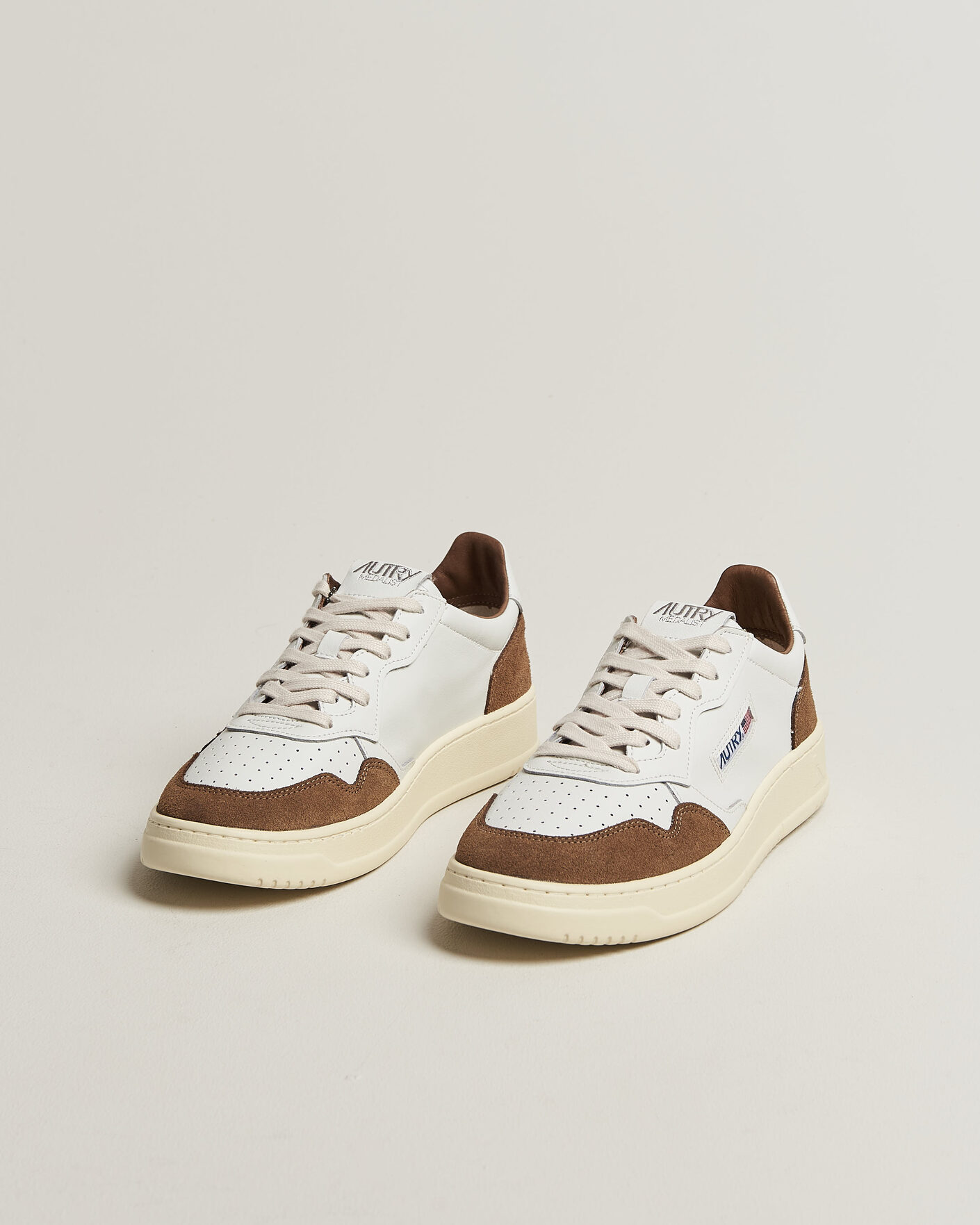 Hombres | Zapatillas | Autry | Medalist Low Soft Leather/Suede Sneaker White/Tabacco
