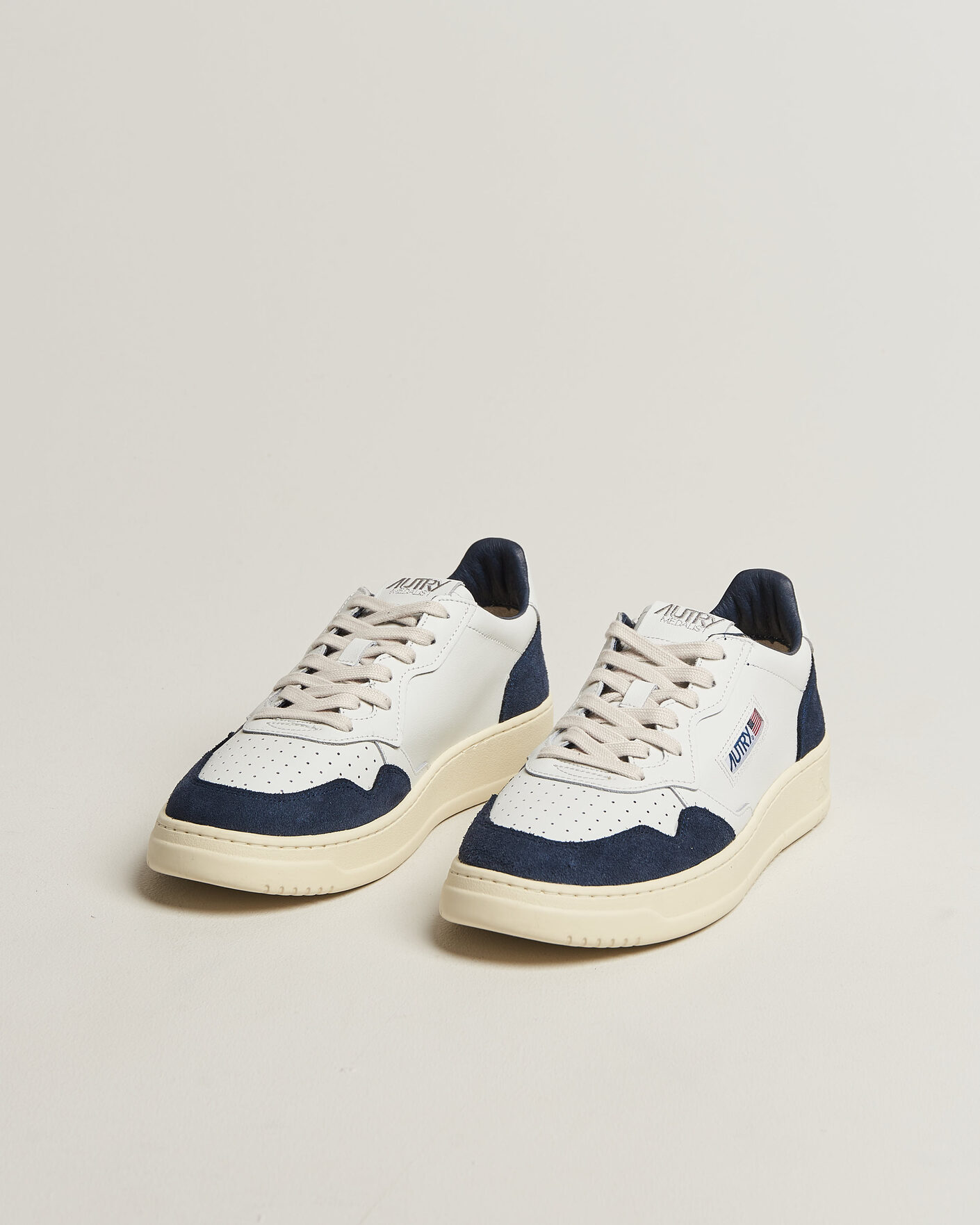 Hombres | Zapatillas | Autry | Medalist Low Soft Leather/Suede Sneaker White/Denim