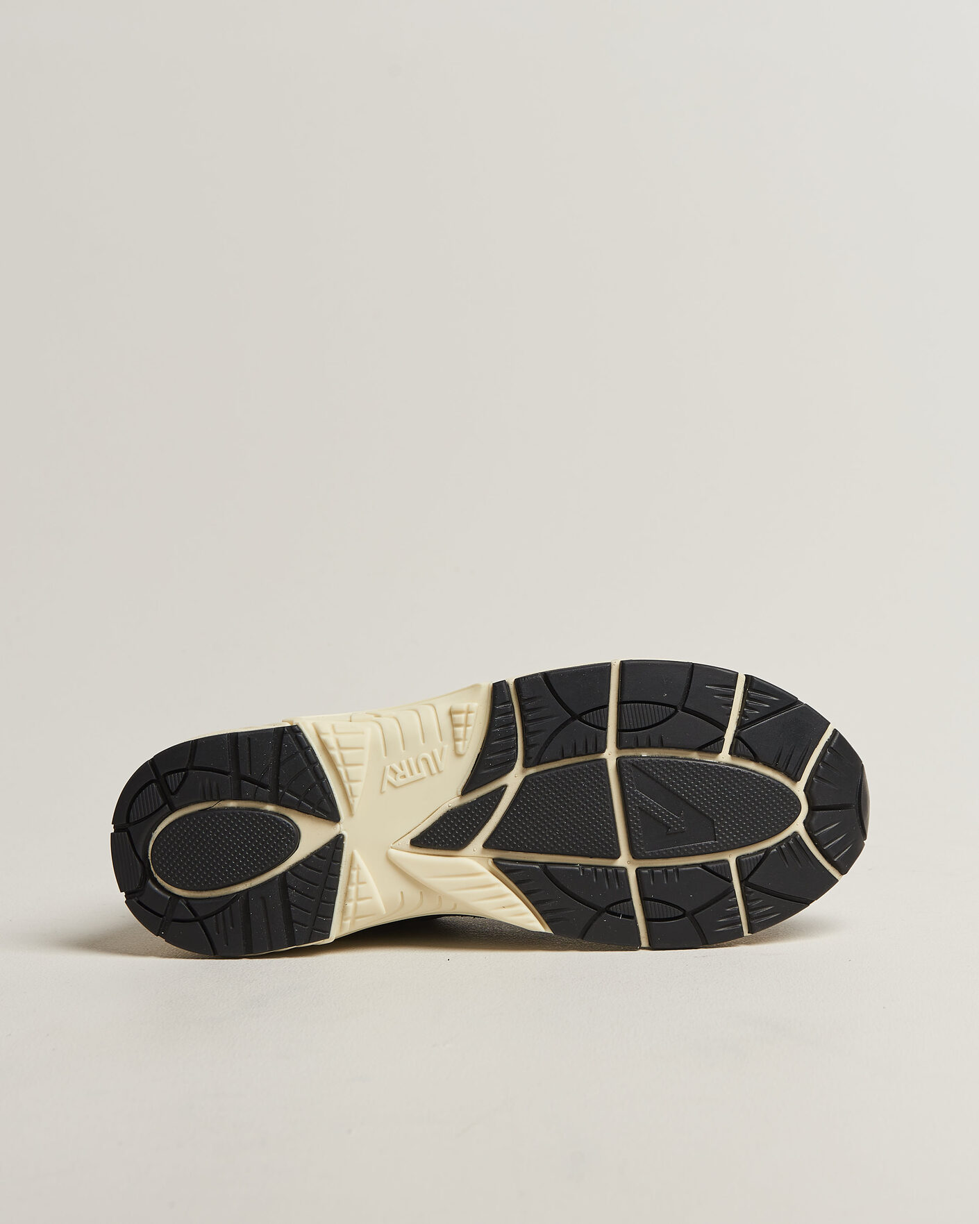 Hombres | Zapatillas | Autry | Hyperway Low Suede Running Sneaker Black