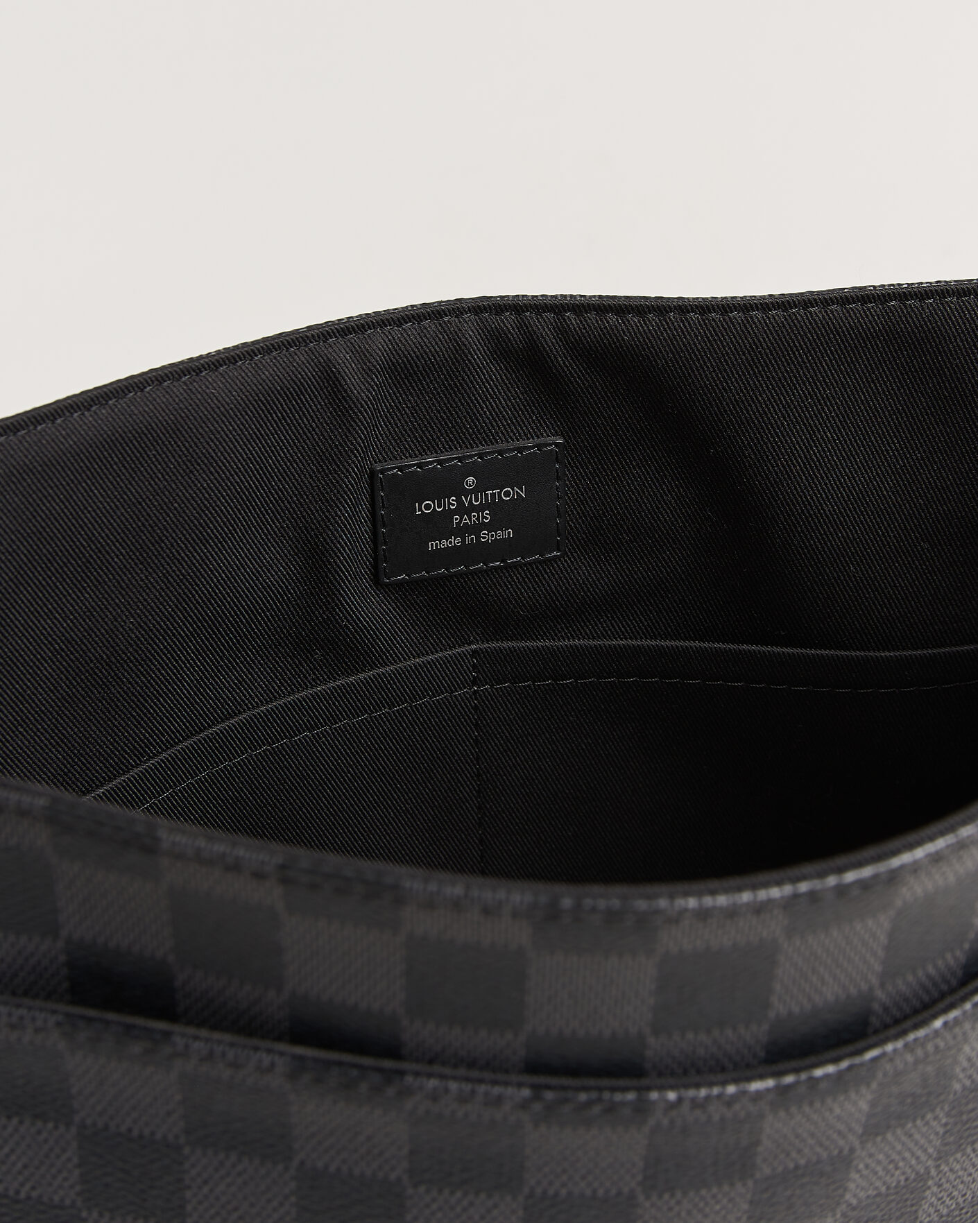 Hombres | Pre-Owned & Vintage Bags | Louis Vuitton Pre-Owned | Louis Vuitton District Messenger Bag MM Damier Graphite