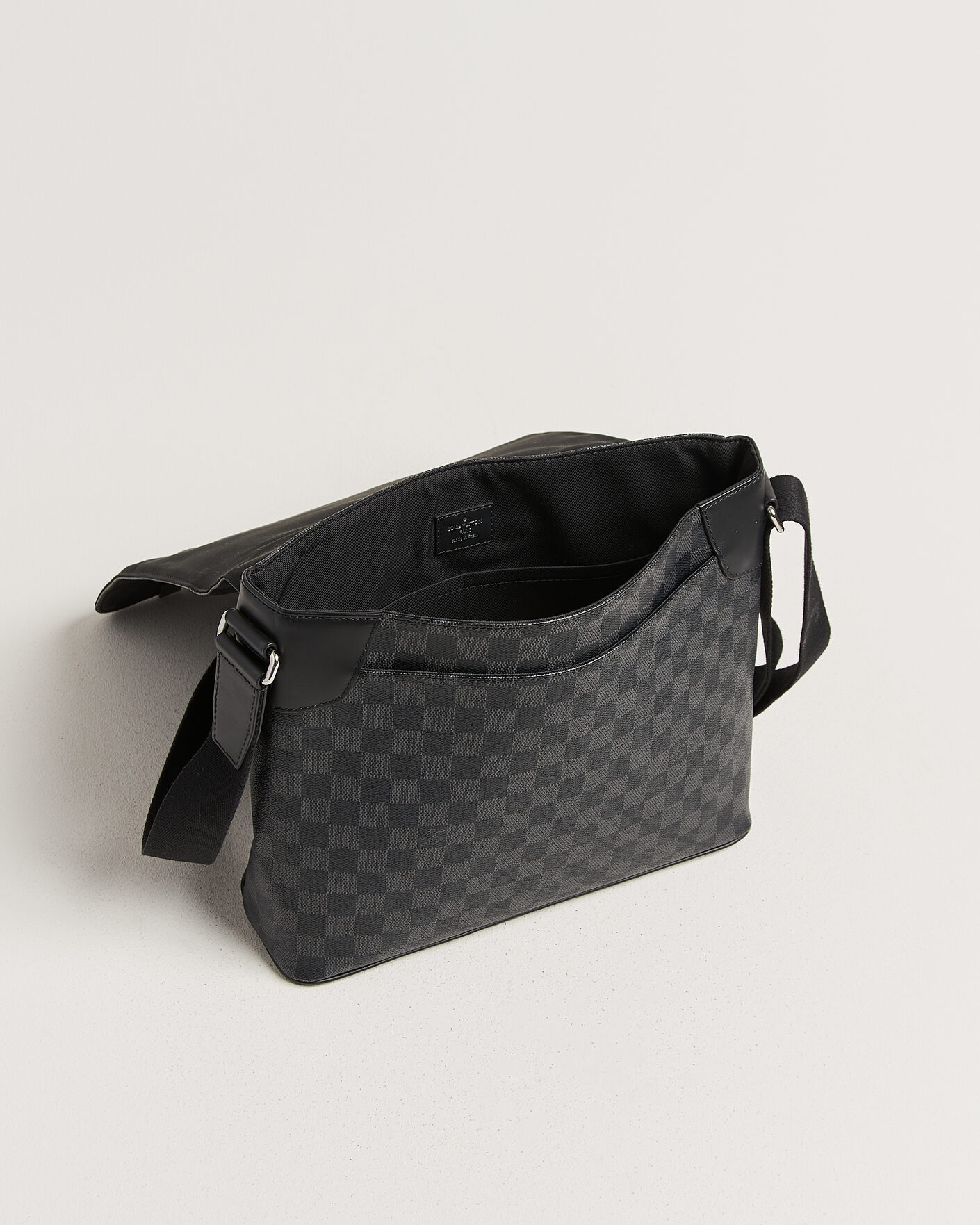 Hombres | Pre-Owned & Vintage Bags | Louis Vuitton Pre-Owned | Louis Vuitton District Messenger Bag MM Damier Graphite