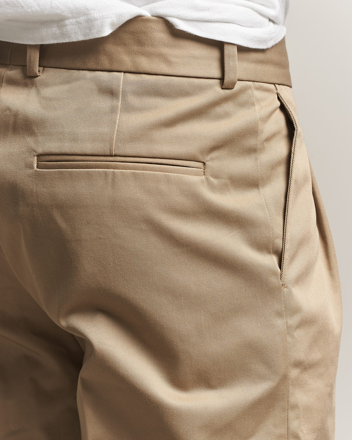 Hombres | Pantalones | Drôle de Monsieur | Gabardine Pleated Trousers Beige