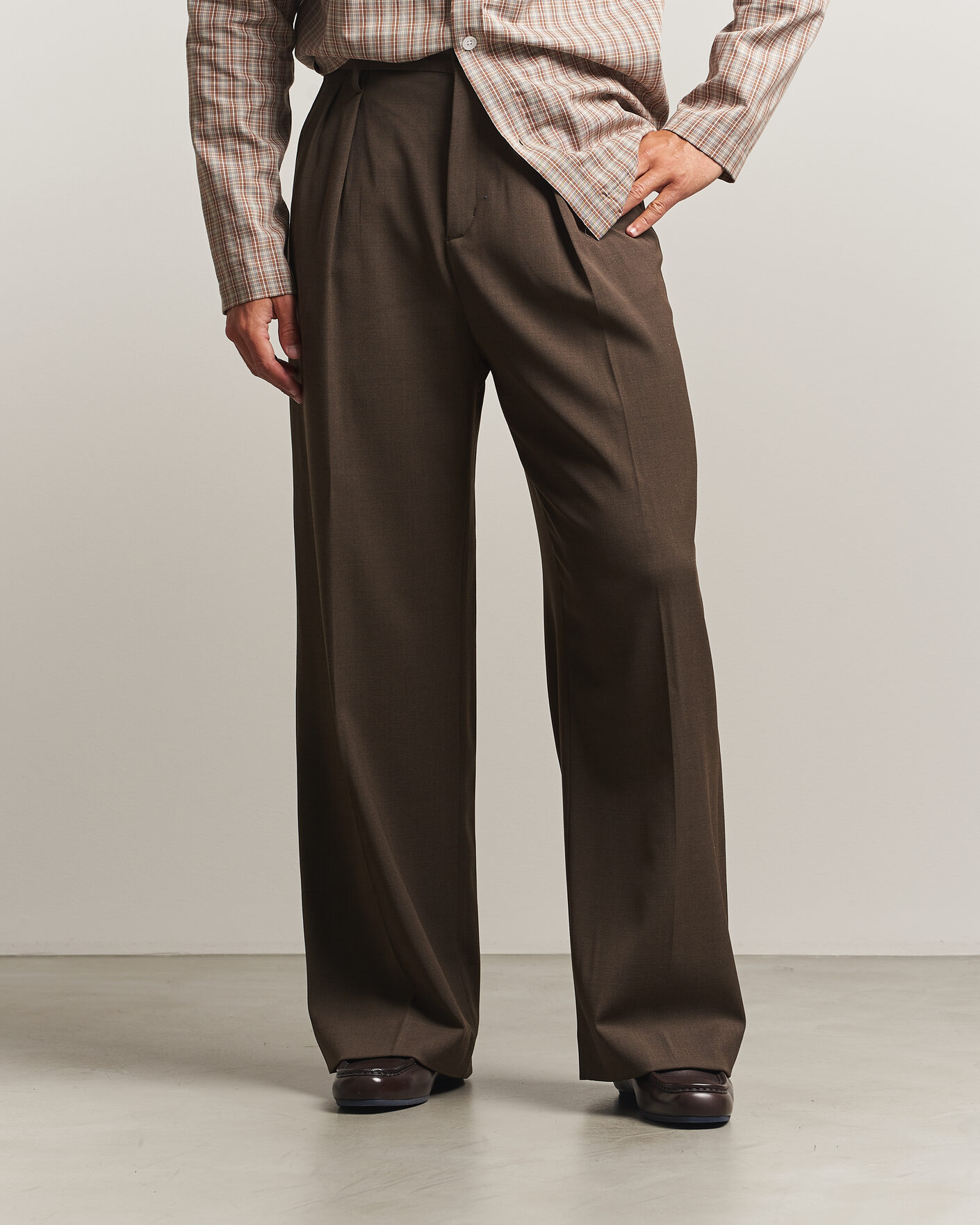 Hombres | Pantalones | Filippa K | Milo Wide Wool Trousers Walnut Brown