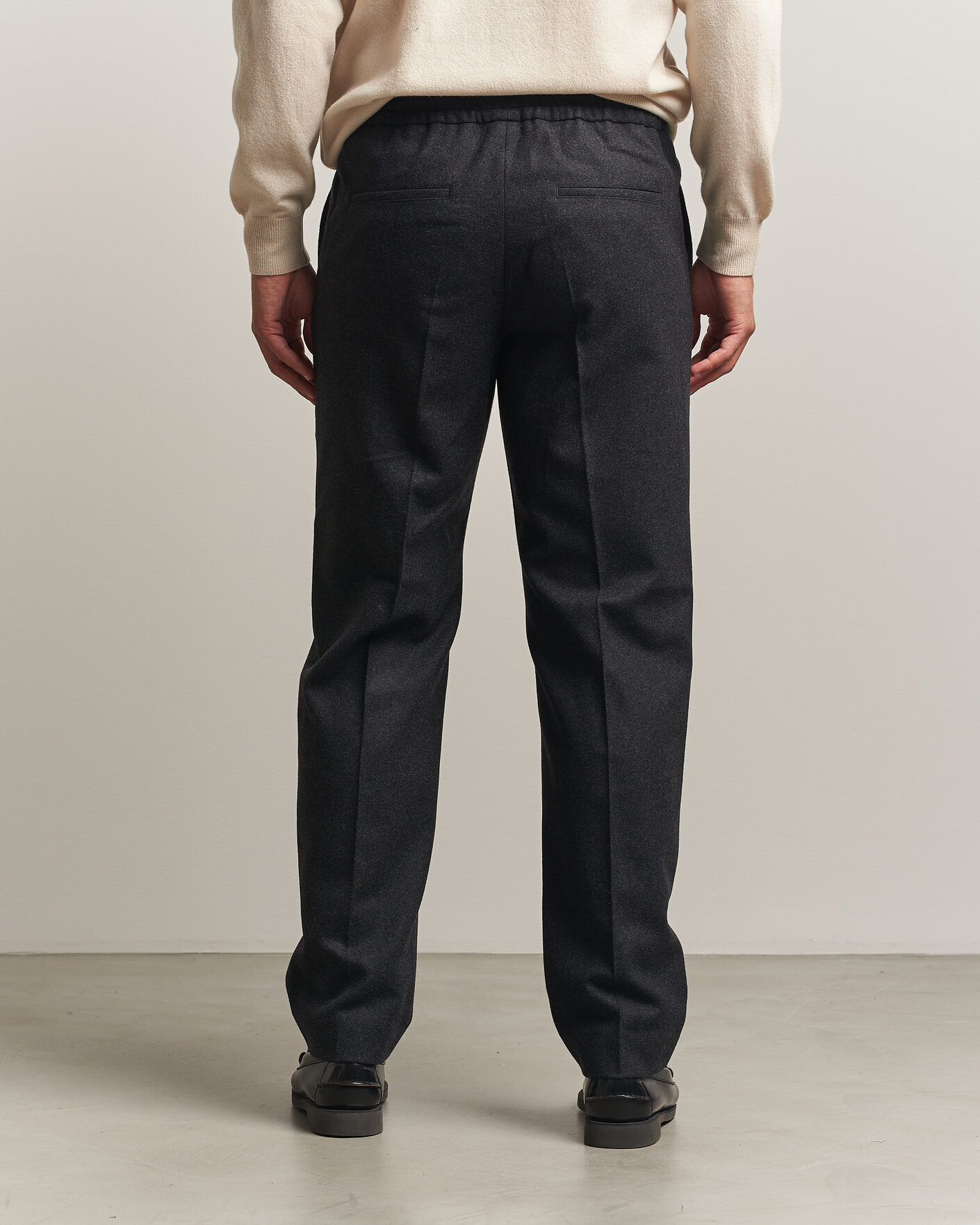 Hombres | Pantalones | Filippa K | Theo Relaxed Flannel Trousers Anthracite Melange