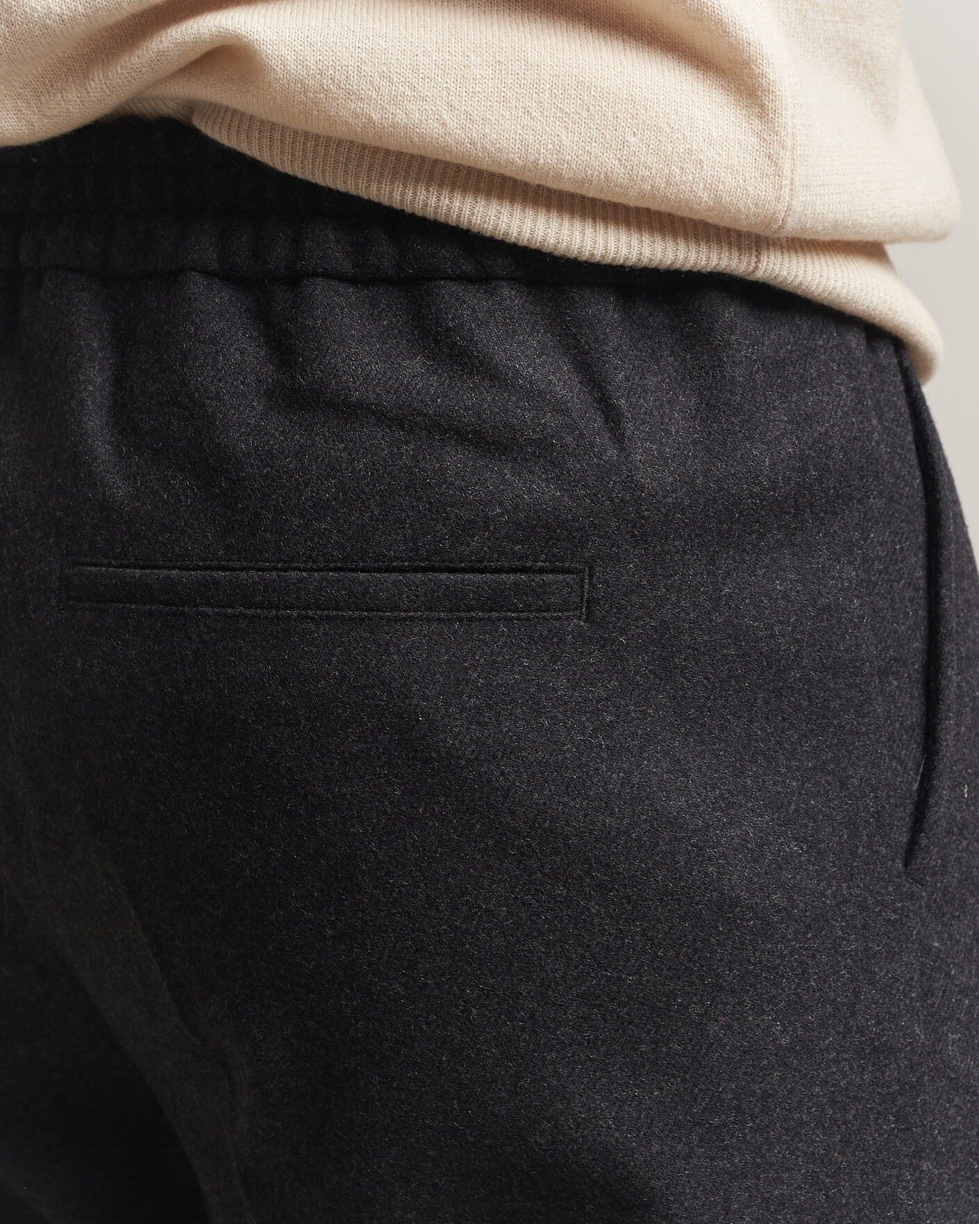 Hombres | Pantalones | Filippa K | Theo Relaxed Flannel Trousers Anthracite Melange