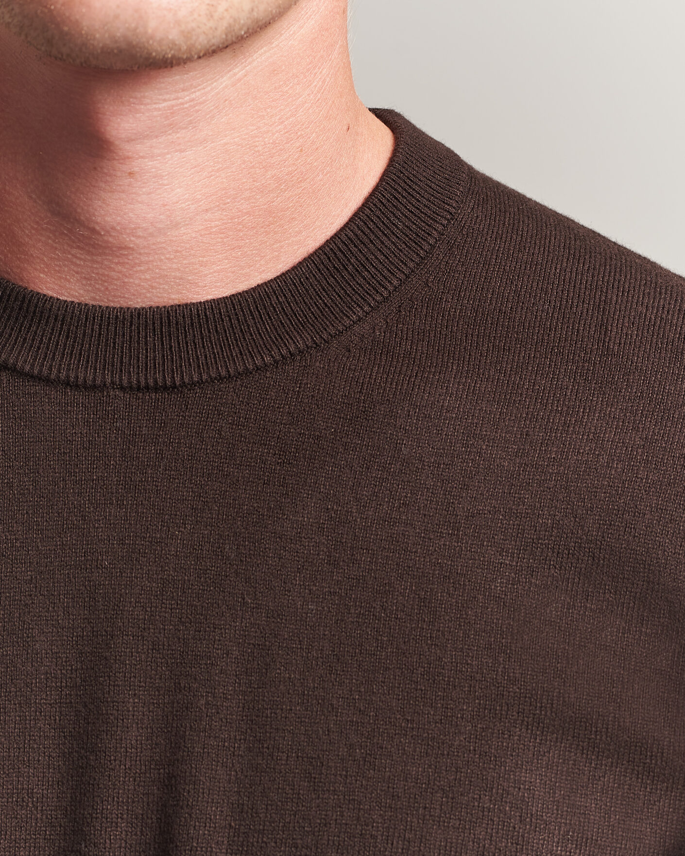 Hombres | Jerséis y prendas de punto | Filippa K | Cotton Merino Knitted Sweater Dark Chocolate