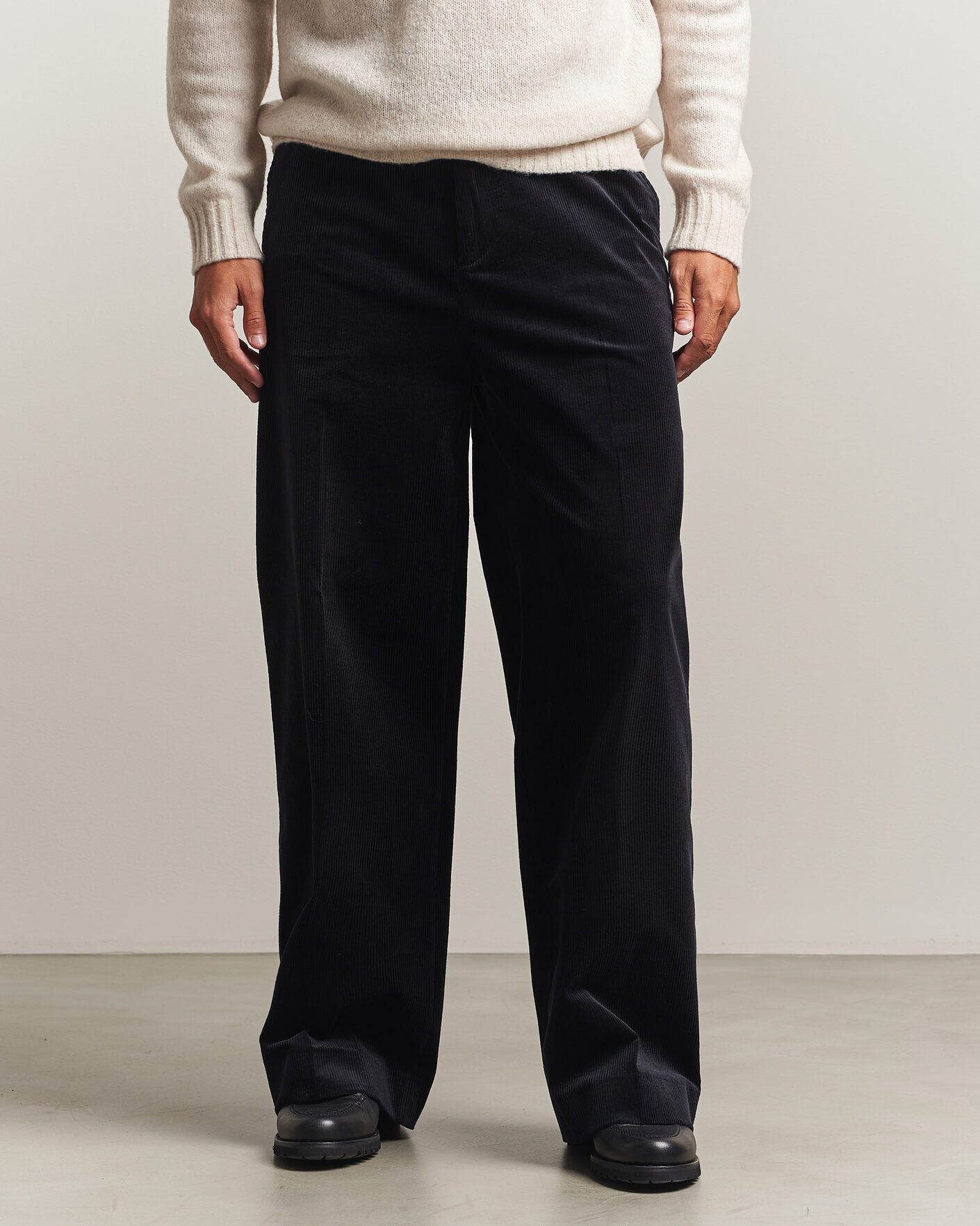Hombres | Pantalones | Filippa K | Hector Corduroy Trousers Dark Navy