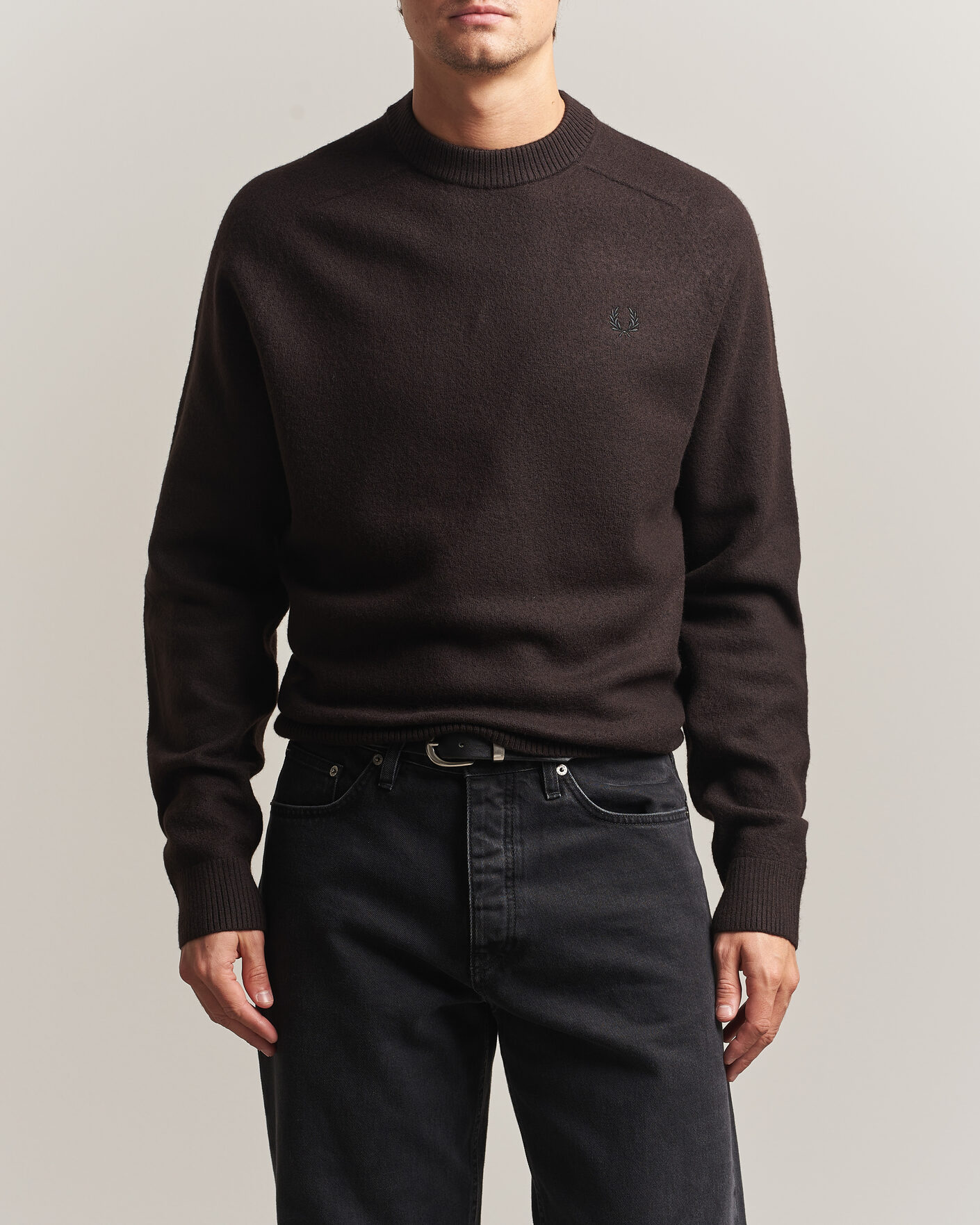 Hombres | Jerséis y prendas de punto | Fred Perry | Wool Saddle Sleeve Crew Neck Rich Brown