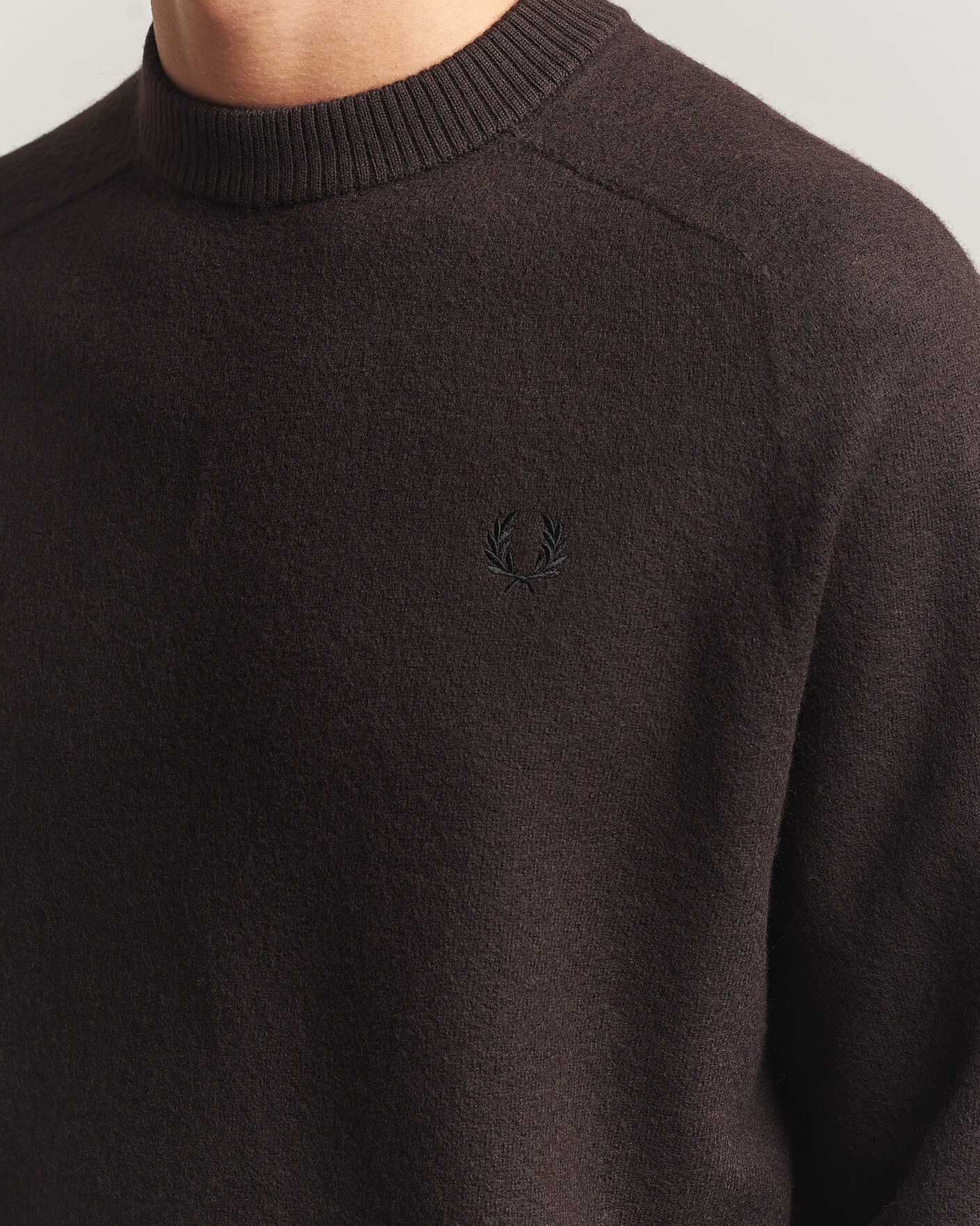 Hombres | Jerséis y prendas de punto | Fred Perry | Wool Saddle Sleeve Crew Neck Rich Brown