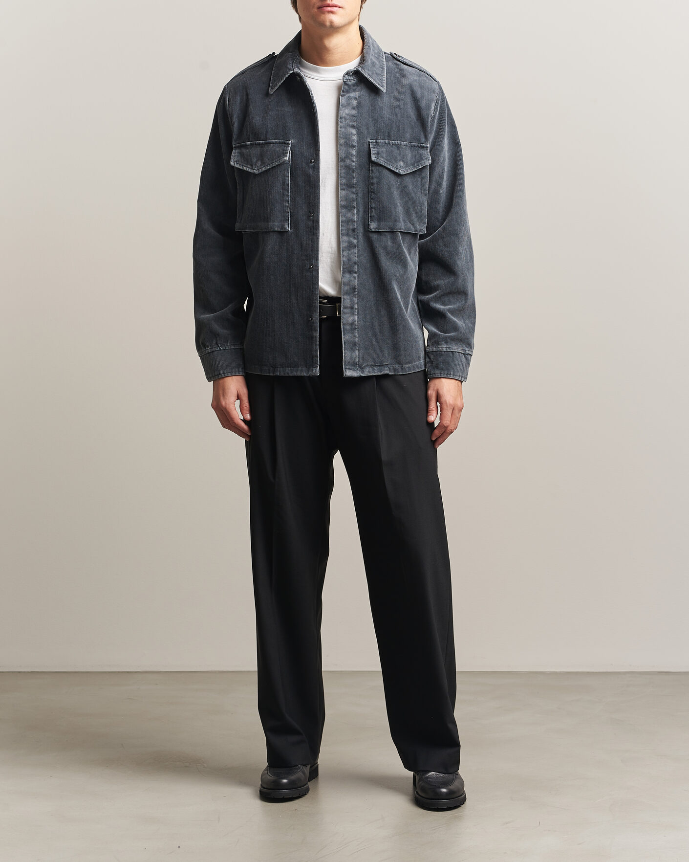Hombres | Camisas | Aspesi | Double Pocket Corduroy Overshirt Washed Black