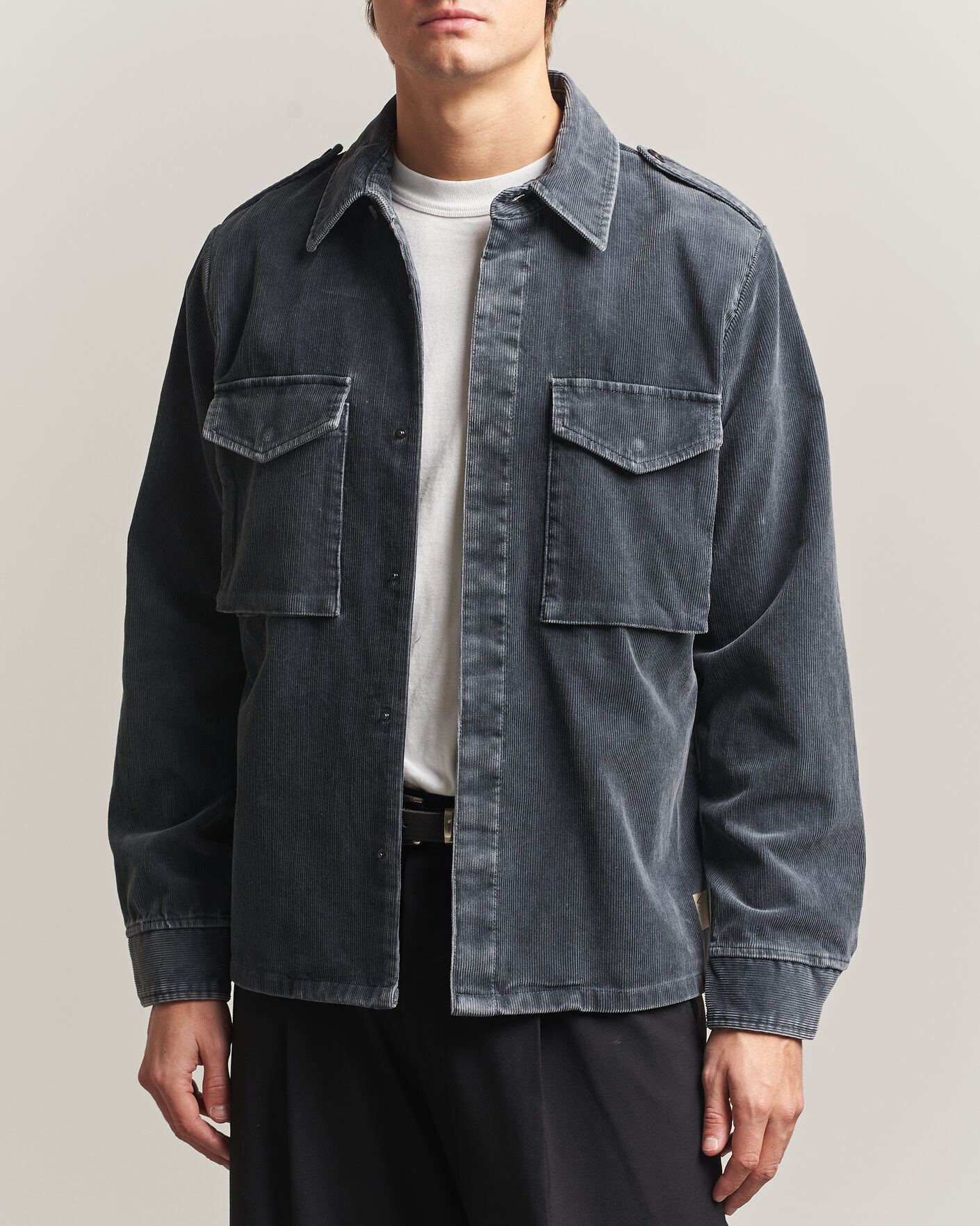 Hombres | Camisas | Aspesi | Double Pocket Corduroy Overshirt Washed Black