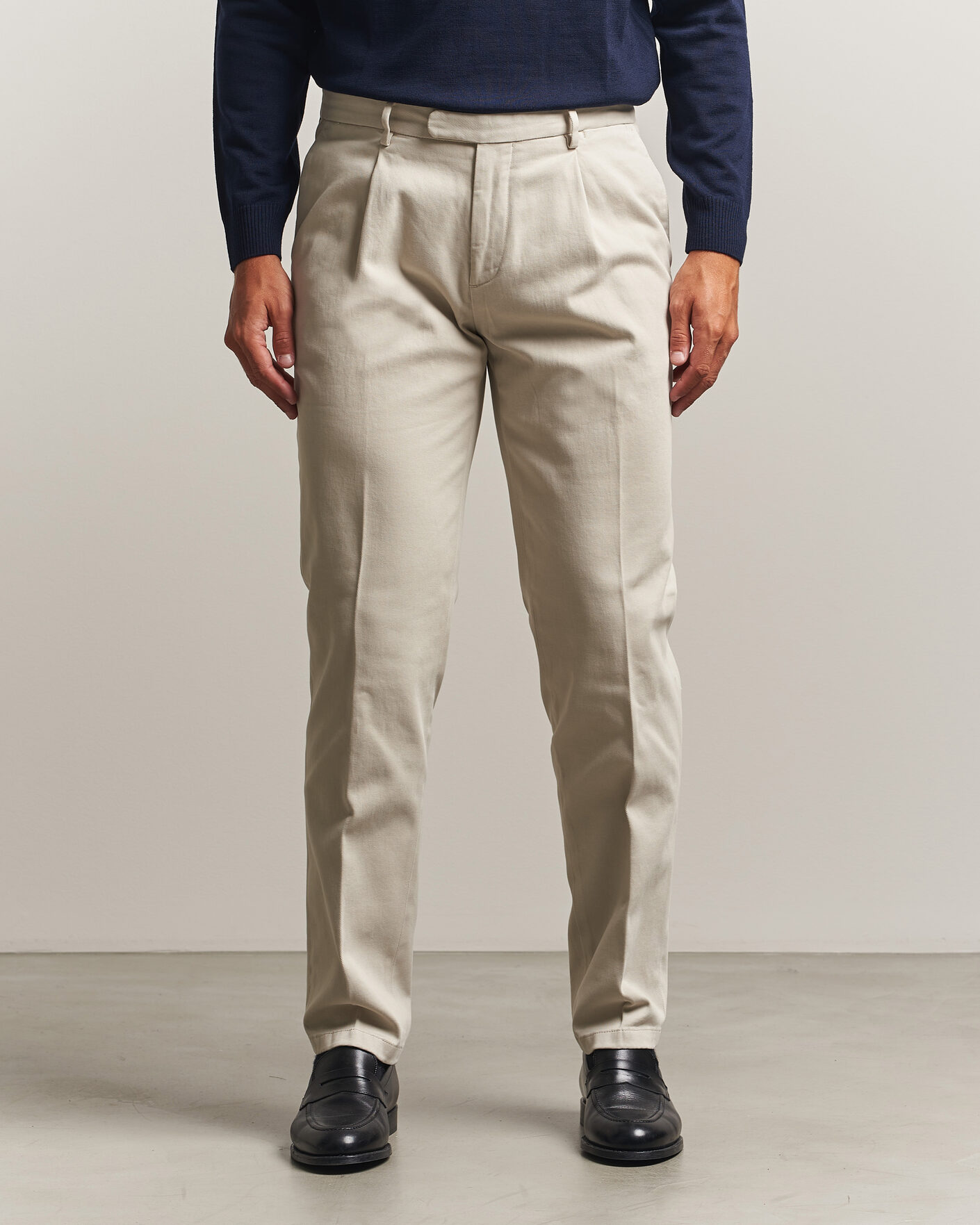 Hombres | Pantalones | Boglioli | Pleated Cotton Twill Chinos Light Beige