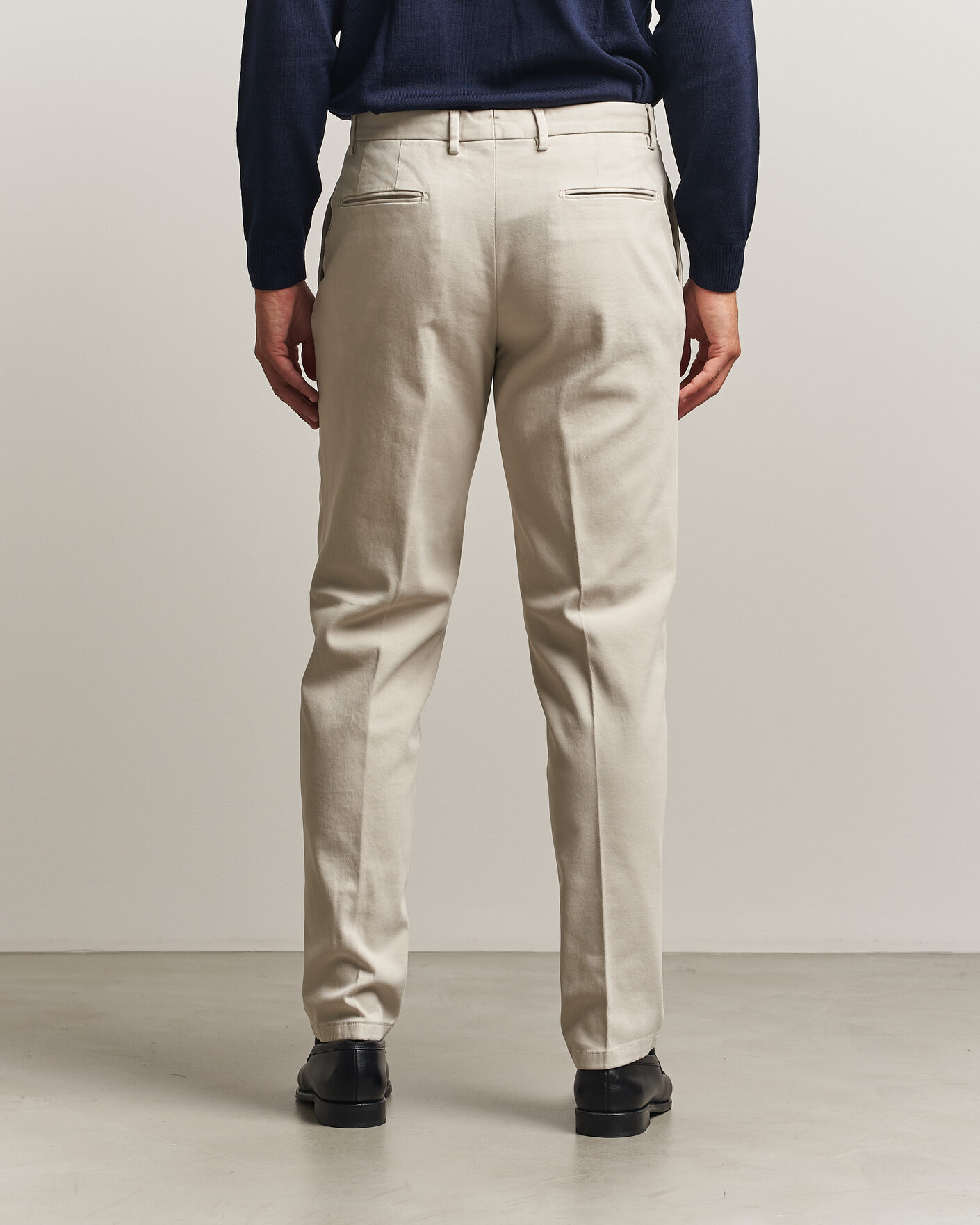 Hombres | Pantalones | Boglioli | Pleated Cotton Twill Chinos Light Beige