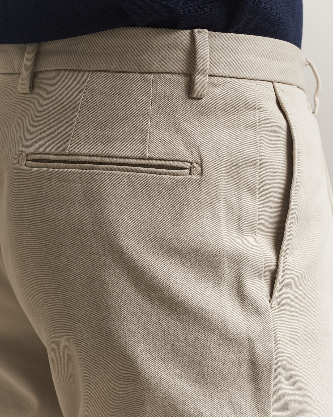 Hombres | Pantalones | Boglioli | Pleated Cotton Twill Chinos Light Beige