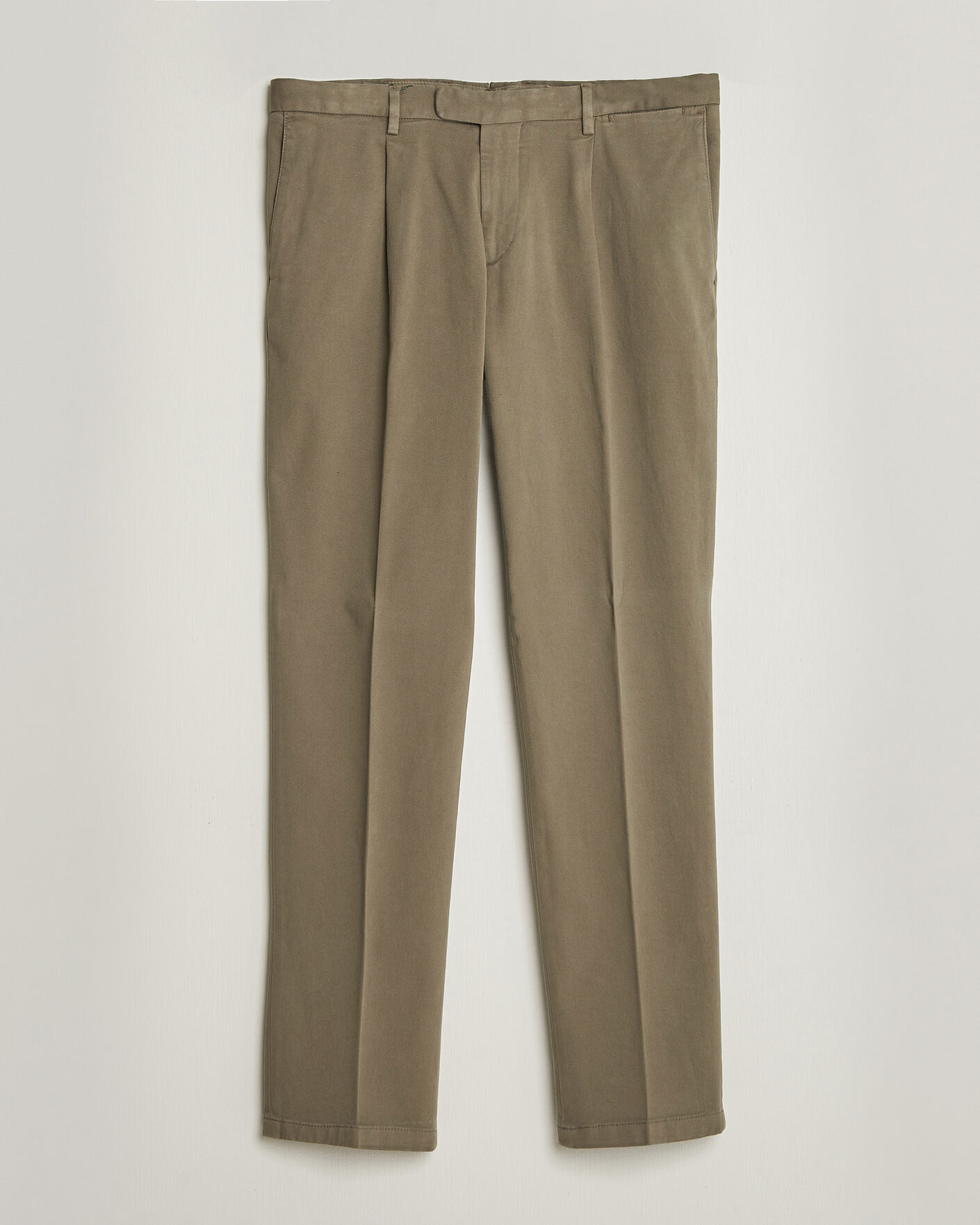 Hombres | Pantalones | Boglioli | Pleated Cotton Twill Chinos Olive