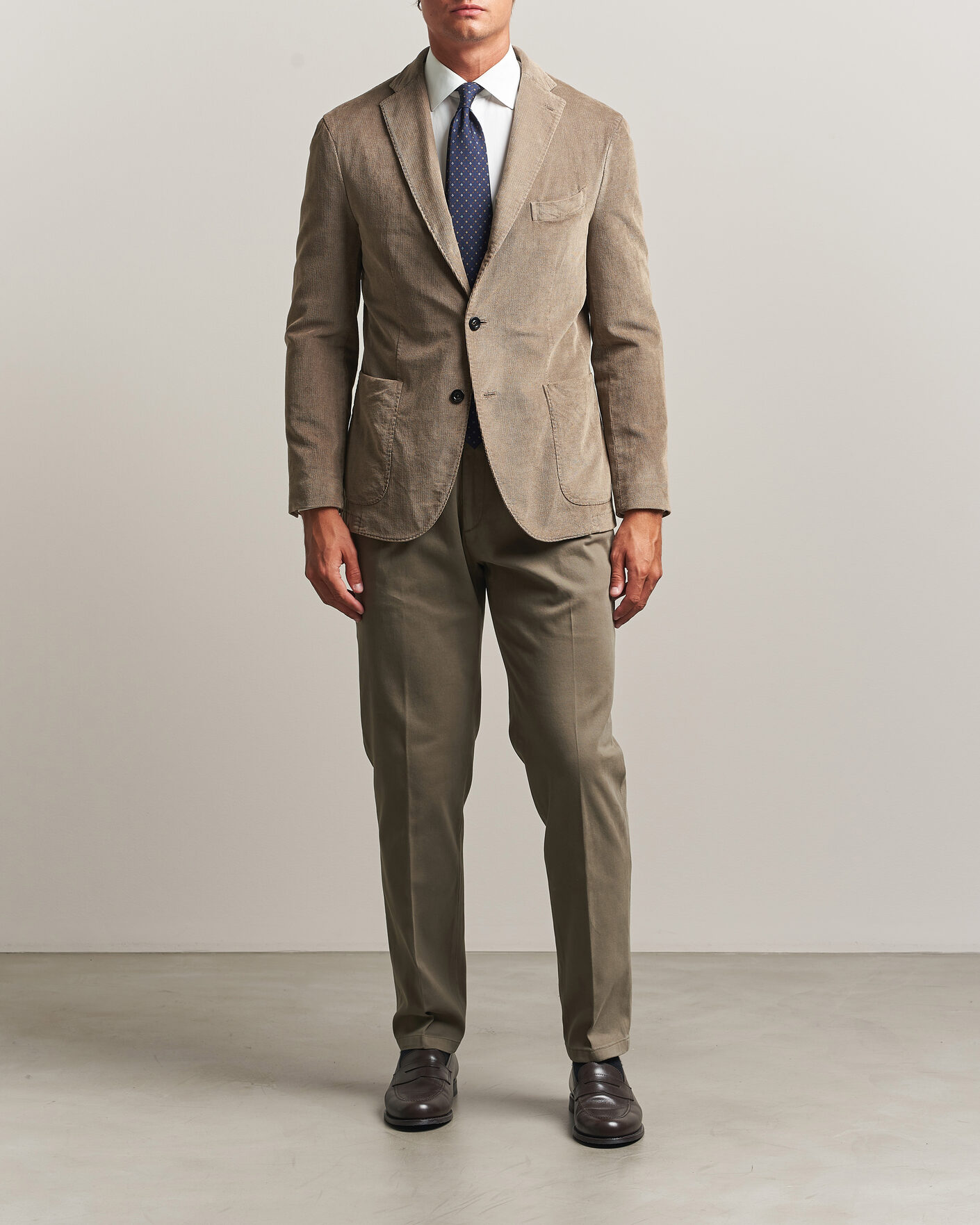 Hombres | Pantalones | Boglioli | Pleated Cotton Twill Chinos Olive