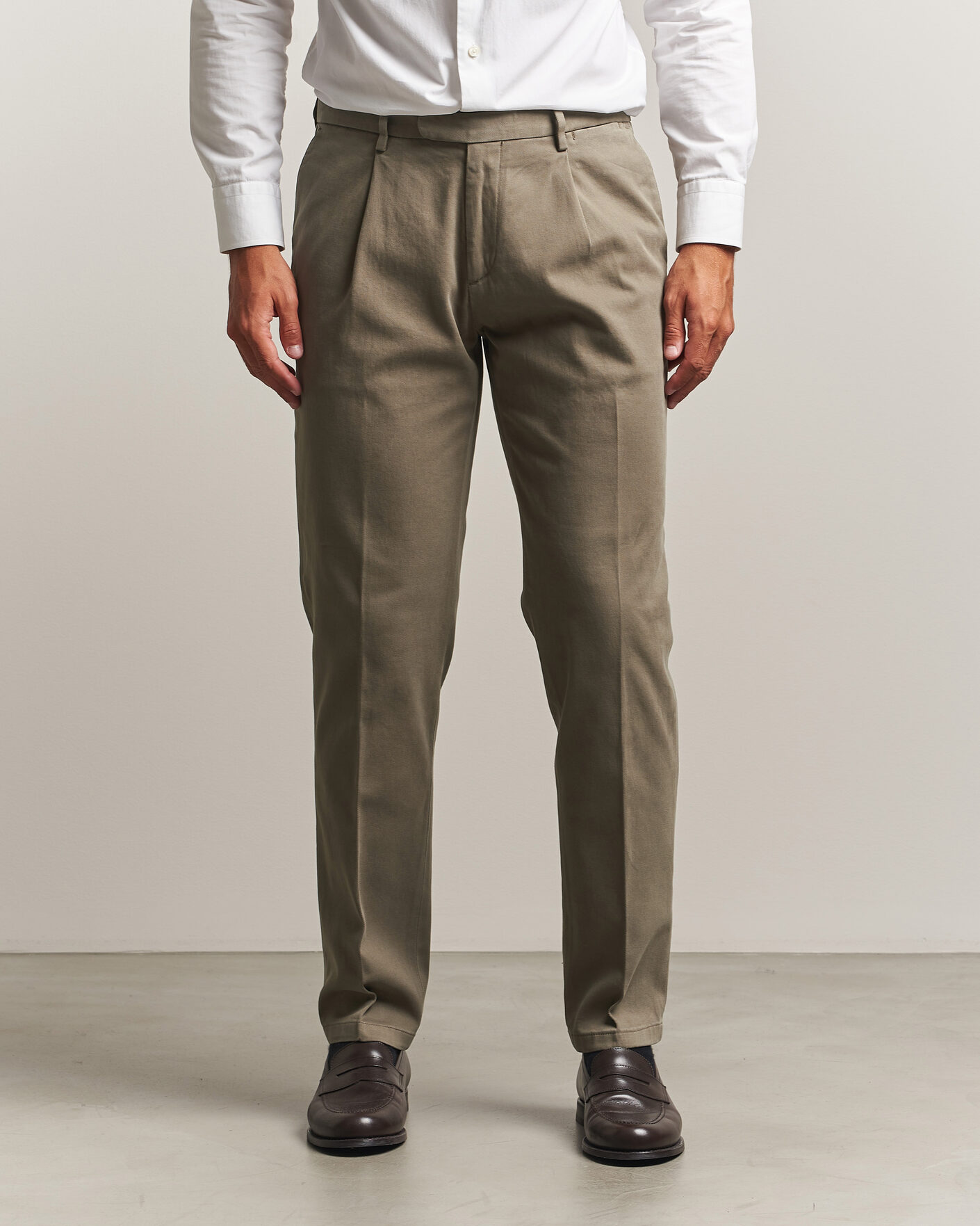 Hombres | Pantalones | Boglioli | Pleated Cotton Twill Chinos Olive