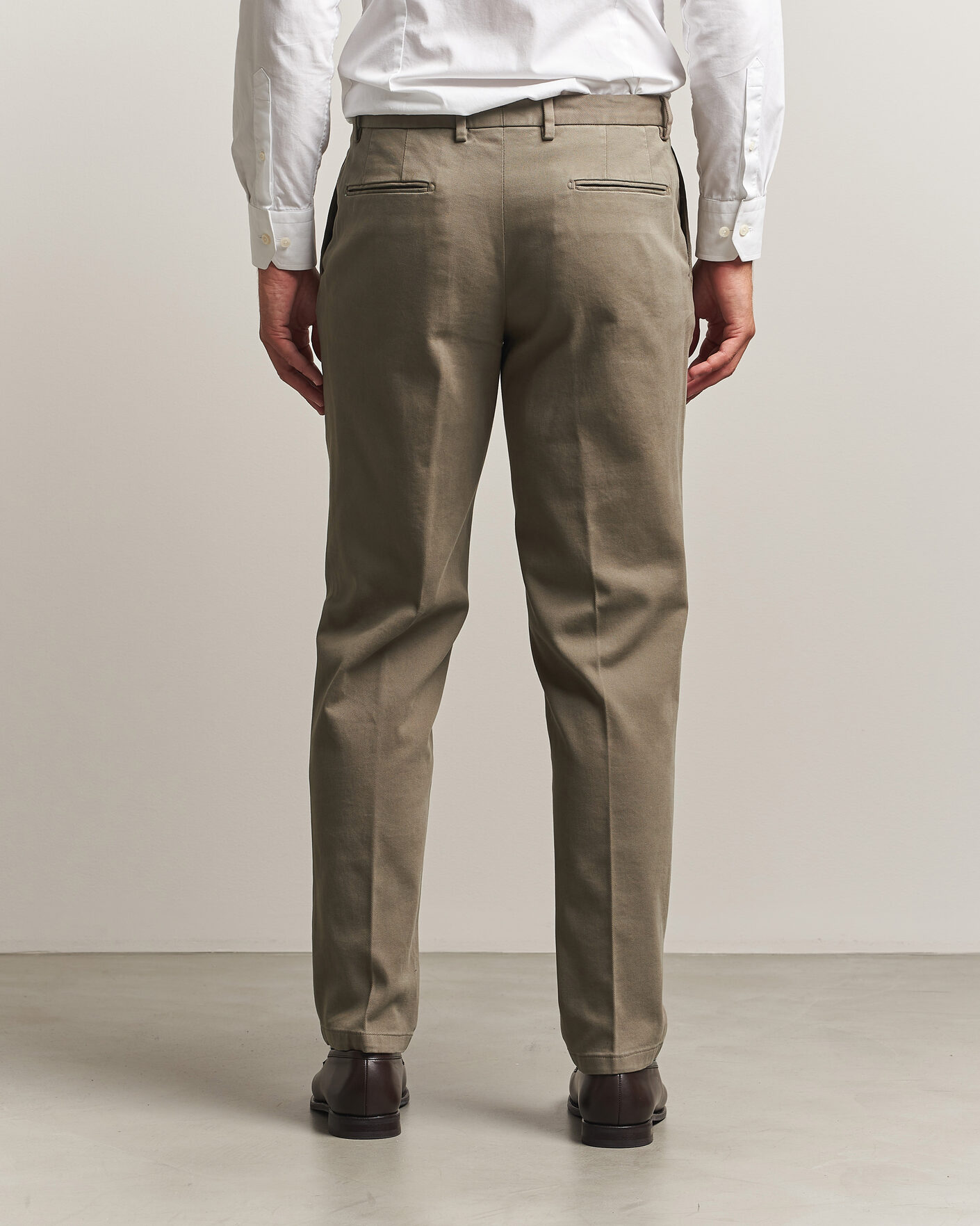 Hombres | Pantalones | Boglioli | Pleated Cotton Twill Chinos Olive