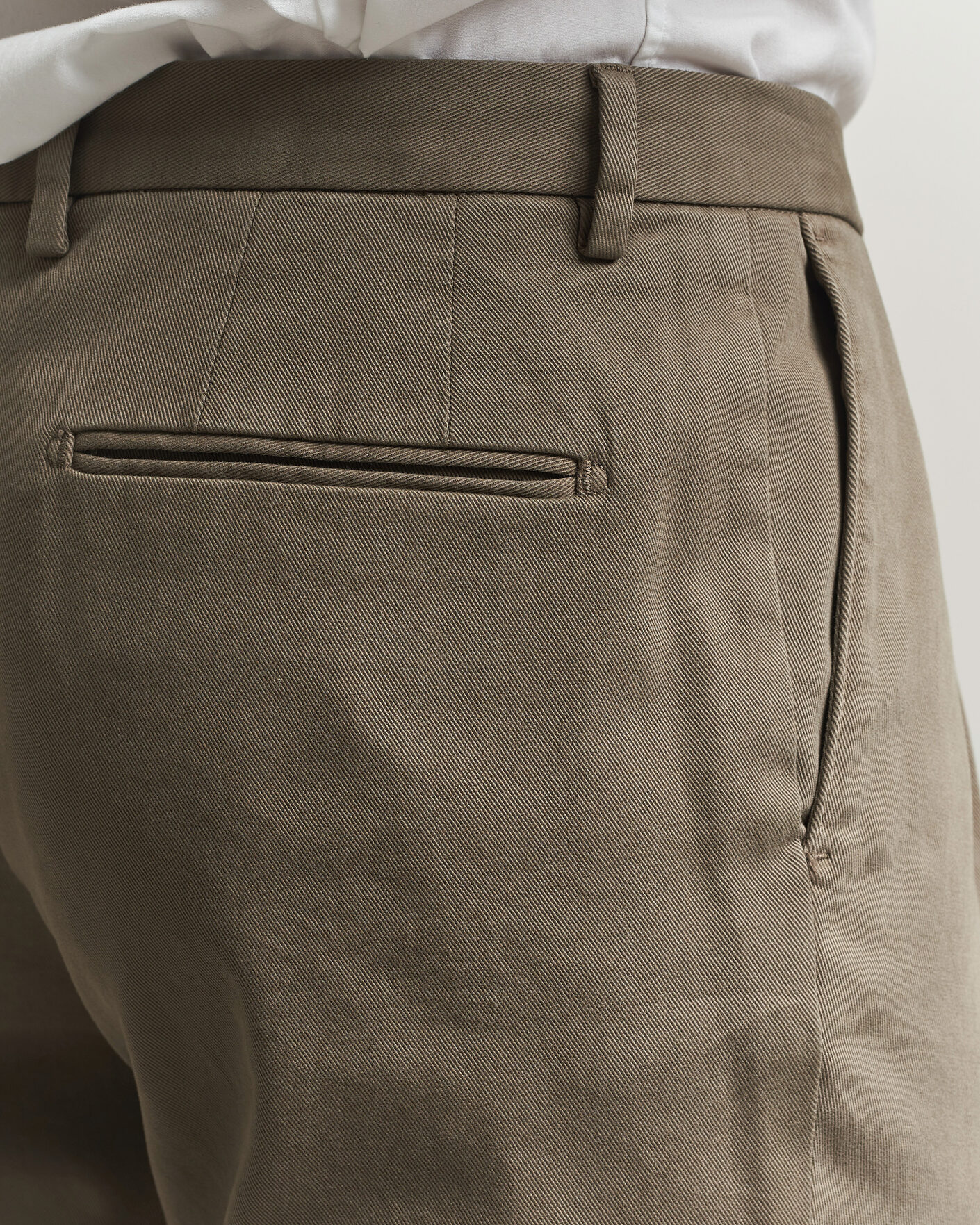Hombres | Pantalones | Boglioli | Pleated Cotton Twill Chinos Olive
