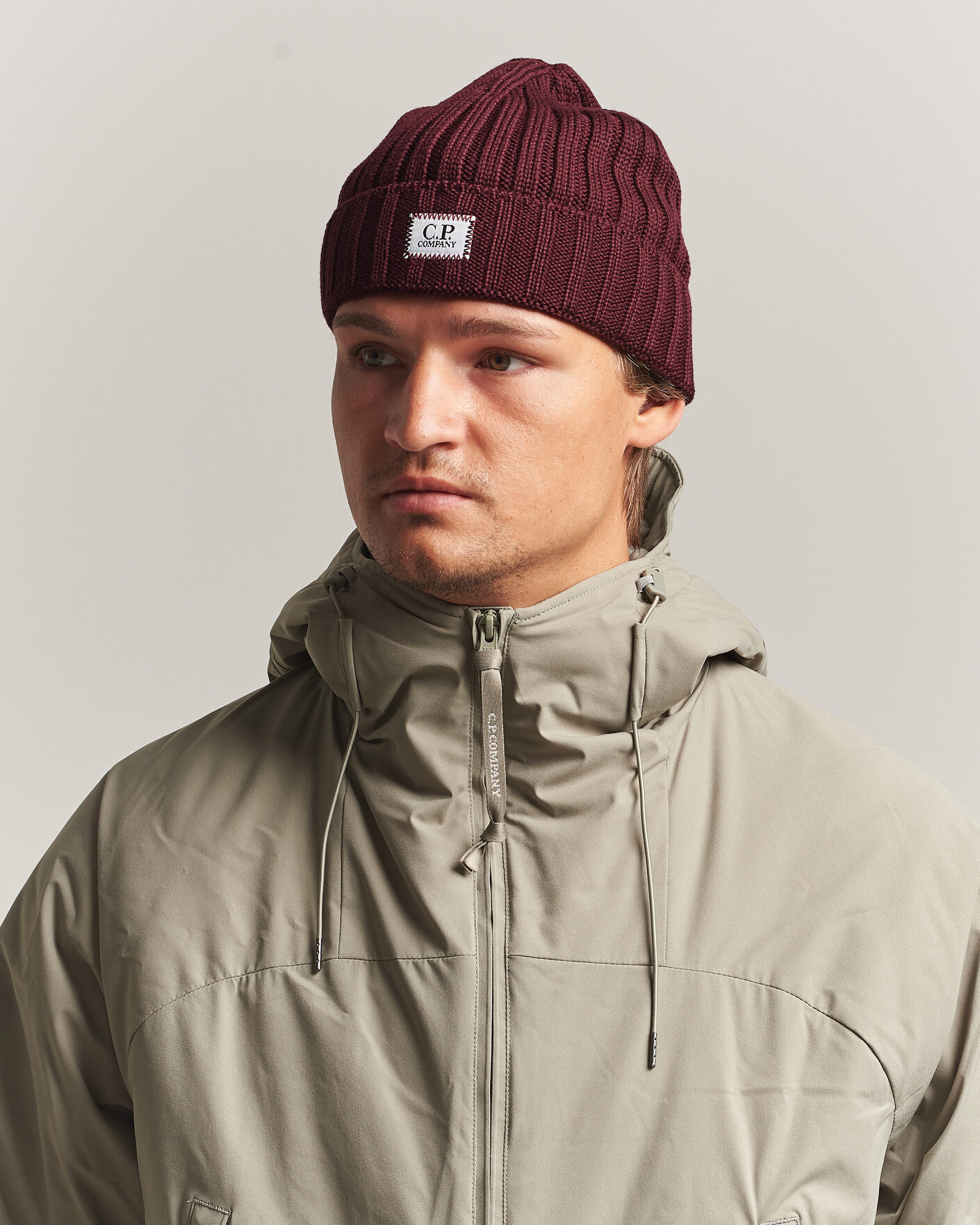 Hombres | Gorros | C.P. Company | Extra Fine Merino Rib Knitted Hat Burgundy
