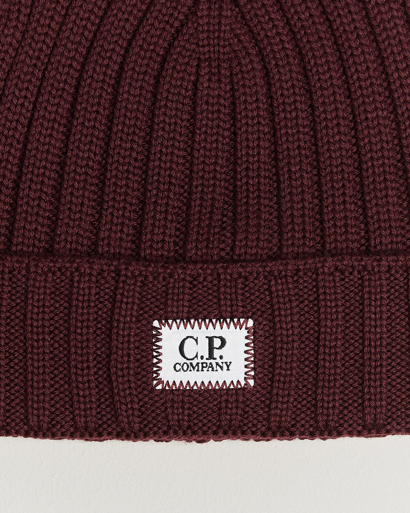 Hombres | Gorros | C.P. Company | Extra Fine Merino Rib Knitted Hat Burgundy