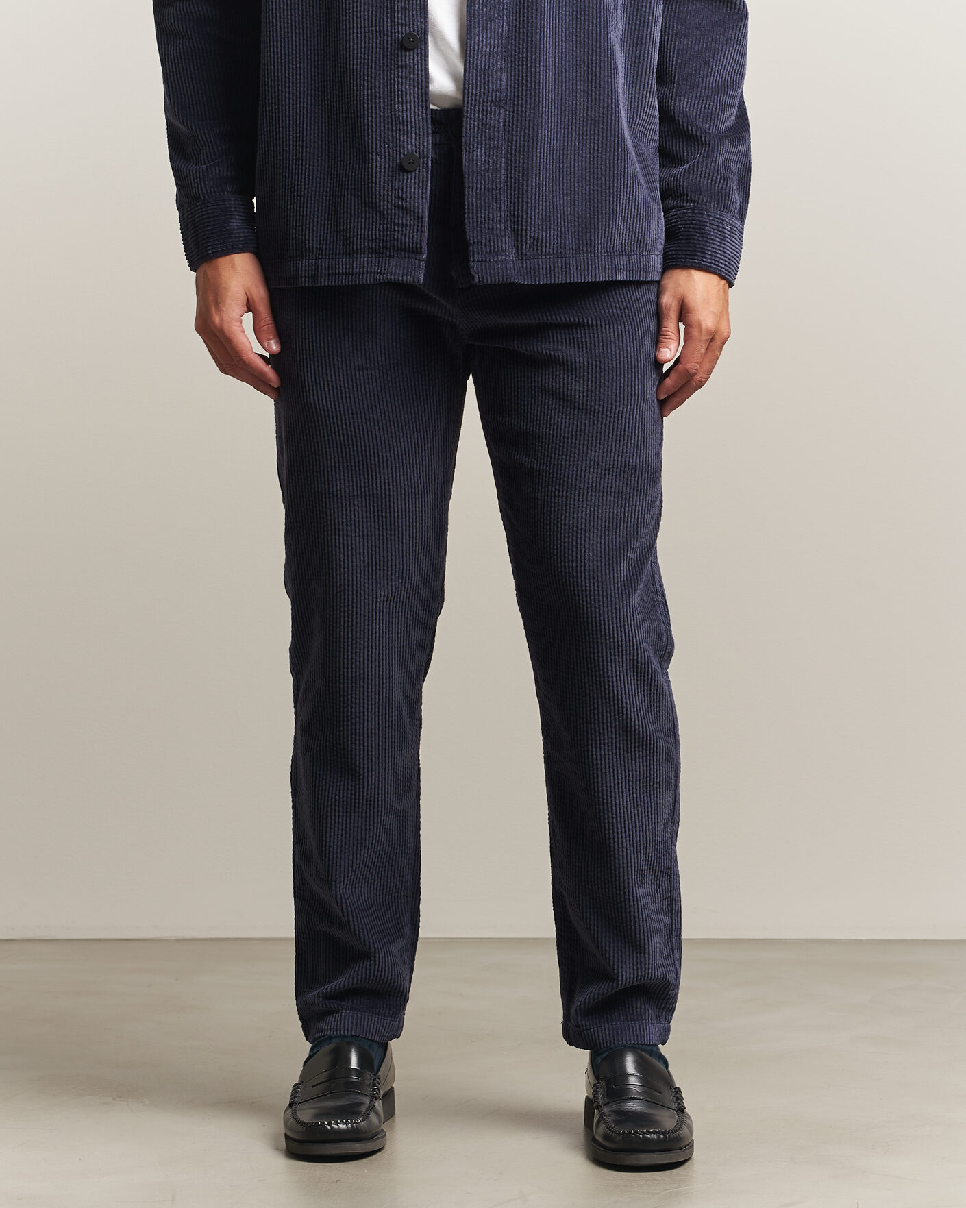 Hombres | Pantalones | KnowledgeCotton Apparel | Chuck Regular Cord Trousers Night Sky