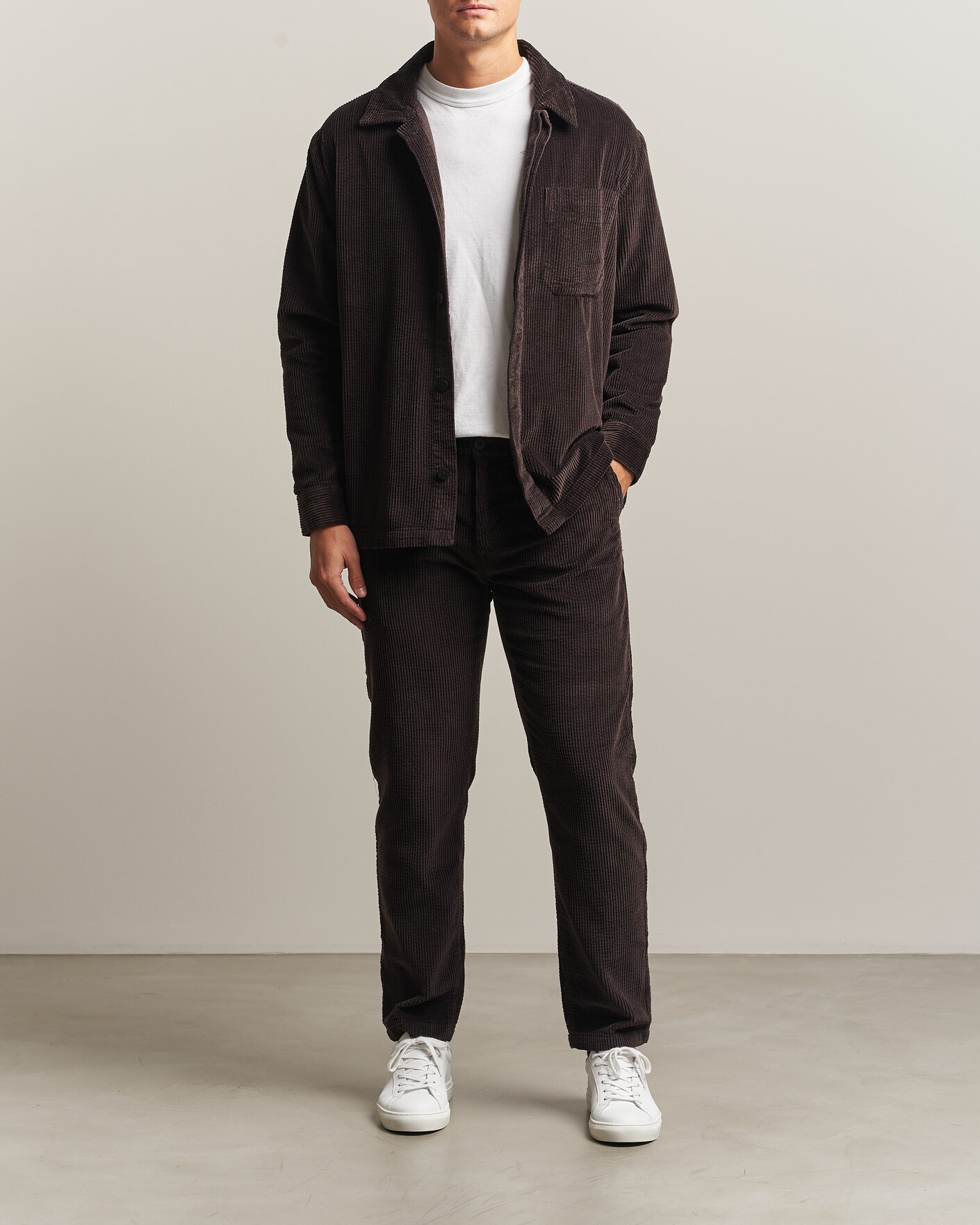 Hombres | Pantalones | KnowledgeCotton Apparel | Chuck Regular Cord Trousers Chocolate