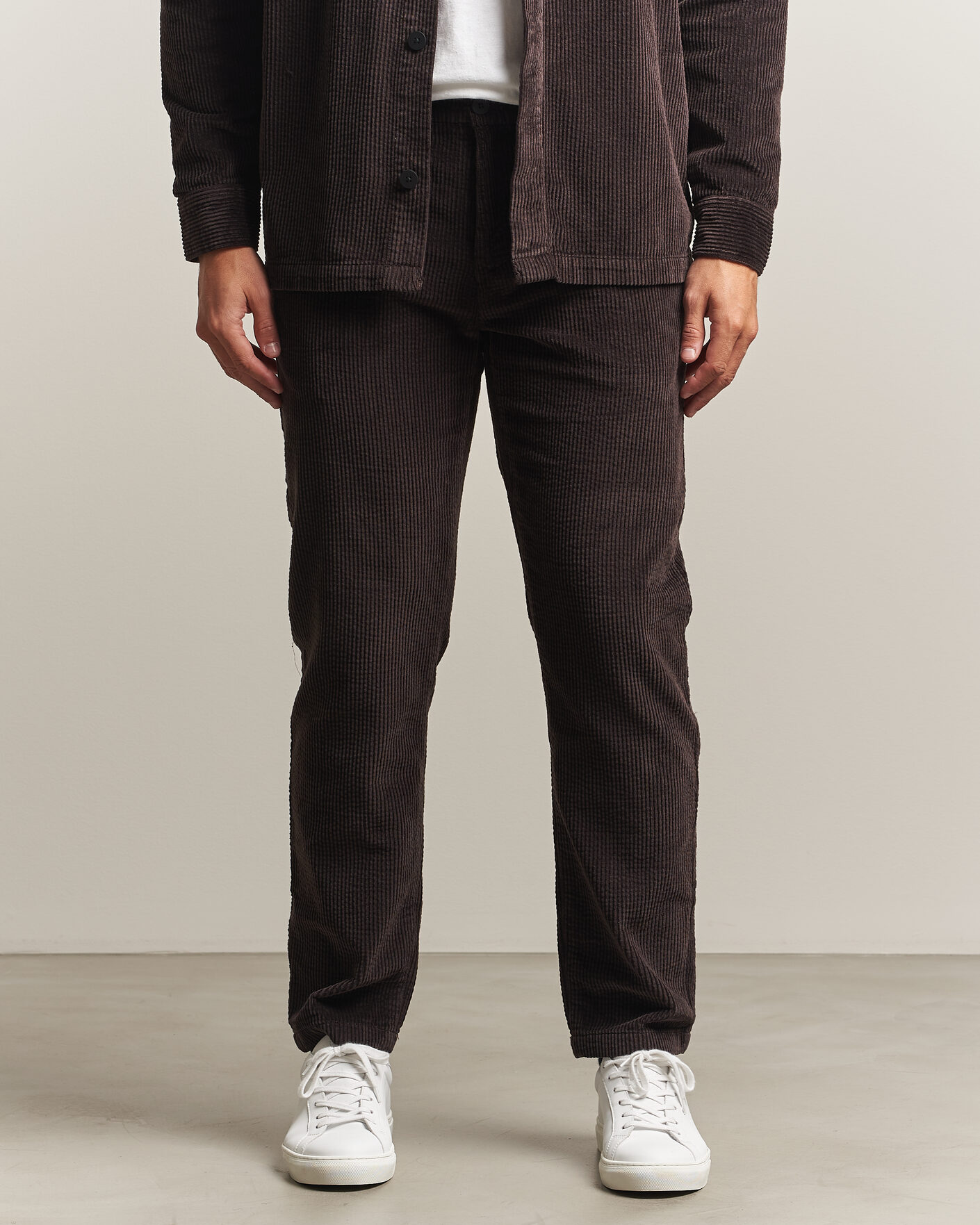 Hombres | Pantalones | KnowledgeCotton Apparel | Chuck Regular Cord Trousers Chocolate
