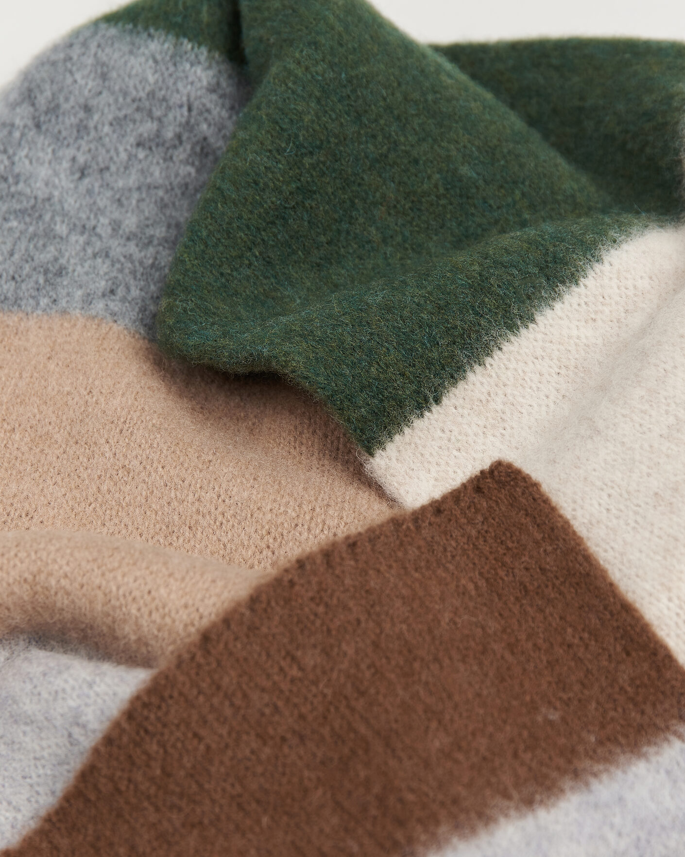 Hombres | Bufandas | Robert Mackie | Rona Ribbed Shaggy Lambswool Scarf Grey/Green/Beige Mix