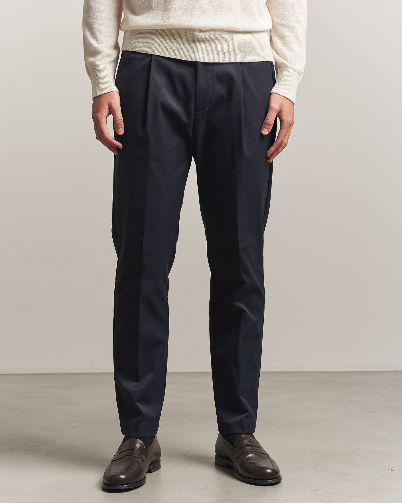 Hombres | Pantalones | Herno | Pleated Technical Cotton Trousers Navy