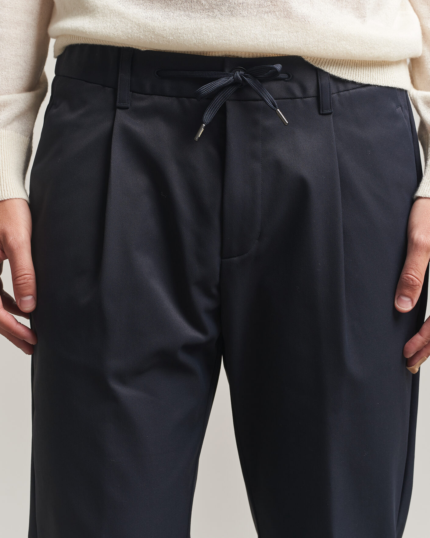 Hombres | Pantalones | Herno | Pleated Technical Cotton Trousers Navy