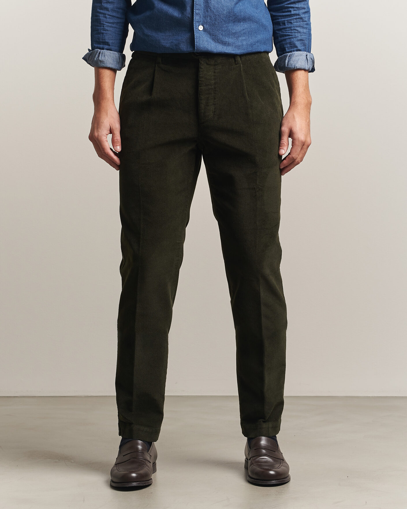 Hombres | Pantalones | Incotex | Regular Fit Washed Corduroy Slacks Forest Green