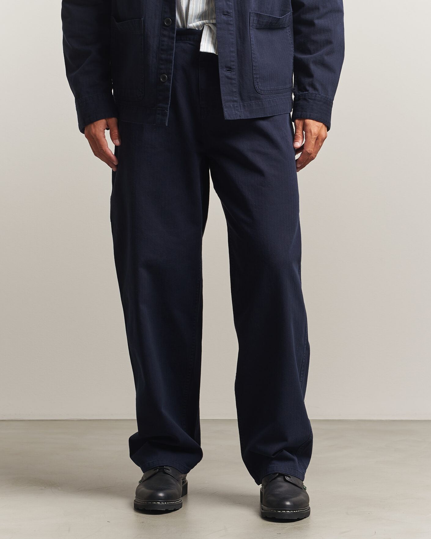 Hombres | Pantalones | LES DEUX | Roi Carpenter Herringbone Pants Dark Navy